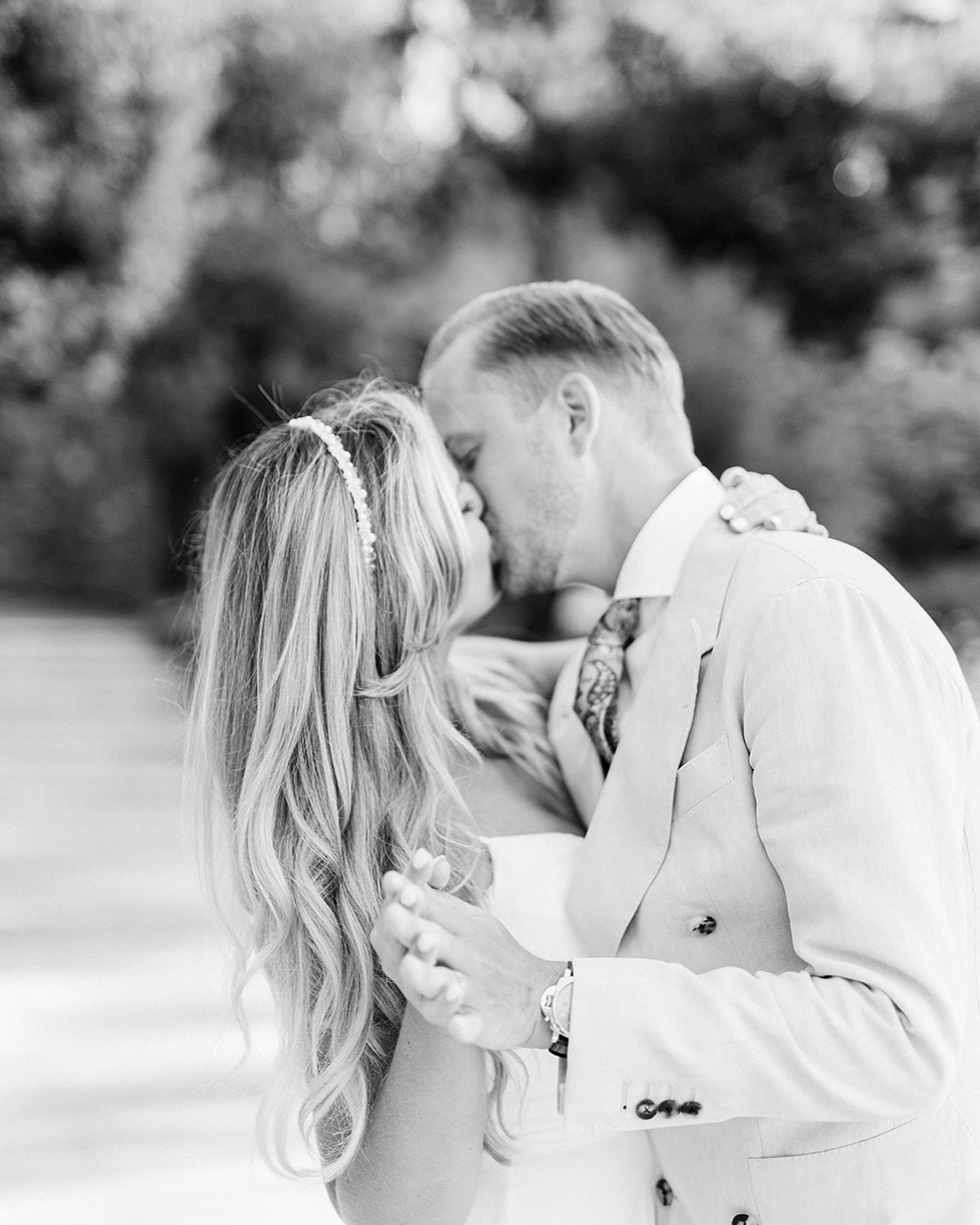 🌿 Un baiser. Simple, sincère, porteur de tant d’émotions.
Dans ces moments d’intimité, chaque geste raconte votre histoire – l’amour, les rires, les regards. Nous créons un espace où tout se déroule naturellement, loin des poses figées, pour que vous soyez simplement vous-mêmes.
Laissez-vous porter par l’instant, nous nous occupons du reste, pour que vos photos soient à la hauteur de ces instants précieux.
#weddingfineartphotography #frenchweddingphotographer #weddingsouthoffrance #weddingprovence #provencewedding #provenceweddingphotographer #weddingfineartphotography #frenchrivierawedding #frenchrivieraweddingphotographer #destinationwedding #wedding2025 #rivierawedding #destinationweddingfrance