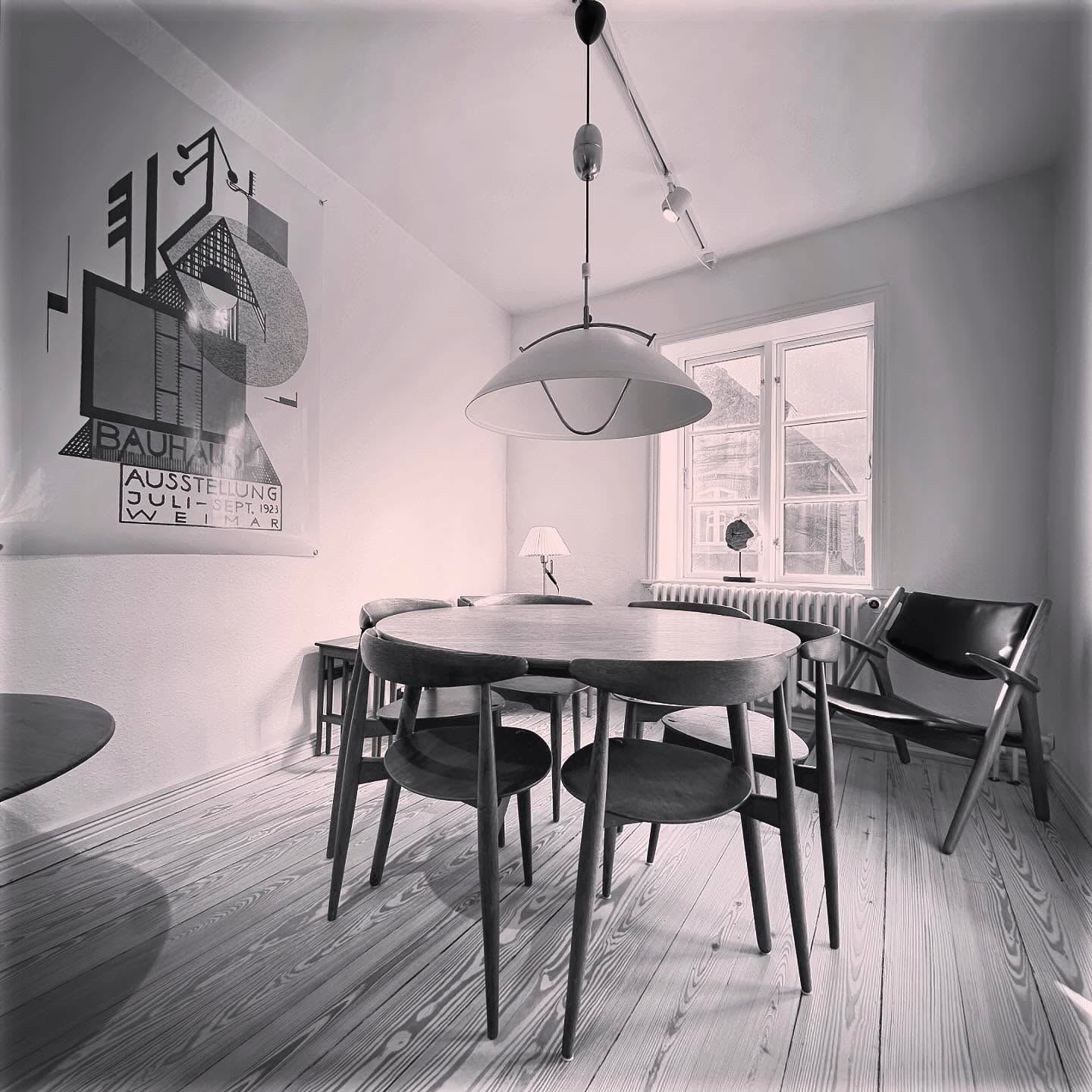 Hans J. Wegner skabte ikke blot møbler, men levende kunstværker i træ – en stille symfoni af form, funktion og tidløs skønhed. Hans hænder forstod træets sjæl, og med en ydmyg respekt for naturens materialer forvandlede han enkle linjer til mesterværker, der taler til hjertet.
Wegners møbler er mere end blot steder at sidde; de er rum for tanke og ro. De bærer en elegance, der nænsomt omfavner rummet, en poesi af det håndværk, der forener det klassiske med det moderne.
Hvert stykke træ bærer en historie – en historie om omsorg, om tidens langsomme dans, og om en mand, der så det sublime i det enkle. Wegners design står som et vidnesbyrd om, at det smukke altid vil finde sin plads, når funktion og æstetik mødes i harmonisk balance.
Hans kunst er som en stille hvisken fra fortiden, som stadig rører os i dag – et møde mellem mennesket og naturen i en tidløs symfoni af formfuldendt skønhed.
#HansJWegner #Møbelkunst #TidløsDesign #DanskHåndværk #TræetsPoesi #DesignIkon #SkandinaviskElegance #KlassiskSkønhed #FunktionOgForm