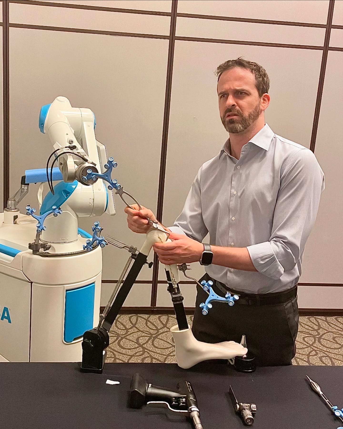 Começando a semana com a certificação em cirurgia de prótese de joelho com o auxílio de robô. Mais uma ferramenta para ajudar no tratamento dos nossos pacientes. #cirurgiarobotica #ortopedia #joelho #cirurgiadojoelho #artrose #protese #artroplastia