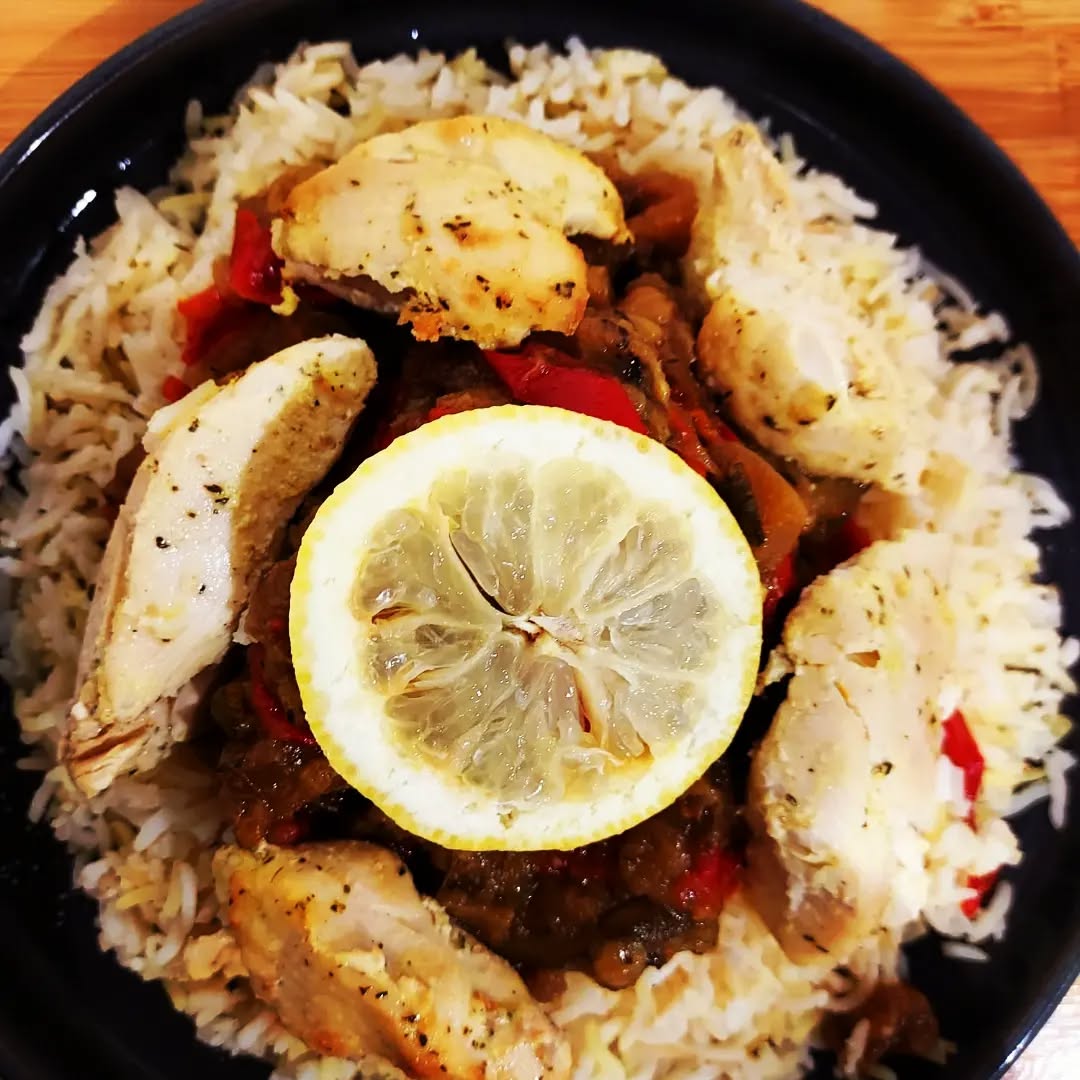 LA RENTRÉE...C'EST DÉJÀ DU PASSÉ ! 🚀
1. Toujours des jolis plats dans vos assiettes comme ce poulet @bleublanccoeur mariné au thym et citron confit, accompagné de sa ratatouille maison. 🍋
2. Avez-vous déjà vu...un chou fleur violet ?...Maintenant oui ! Surtout si vous les avez retrouvé dans vos assiettes avec notre recette du chou fleur caramélisé au sésame et au gingembre 💜
3. Un grand merci à tous les groupes qui sont passés déjeuner chez Plume pendant leurs formations où leurs déjeuners conviviaux de rentrée ! Toujours un plaisir de vous recevoir en grandes, voir très grandes, tablées ! 🤓
4. Merci également à l'accueil que vous avez réservé à nos nouvelles délicieuses boissons @symplesbio , c'est notre druide qui va être content 🧙🏻♂️
5. 6. 7. 8. 9. De belles prestas pour profiter des derniers beaux jours : anniversaire en mode buffet de de finger food, plats à partager pour fêter les 10 ans de mariage (curry de crevettes, crumble de courgettes, nouilles soba à l'avocat, pistache, coriandre, basilic et citron vert) ou encore cocktail dejeunatoire en entreprise, vous le savez : on s'adapte à toutes vos envies et on est reactif même en last minute (ceux qui savent, savent) ! 👩🏻🍳
10. Qui dit rentrée dit...retour des ateliers d'écritures avec @abclivre, toujours autour de gourmandises sucrées et salées 🖊
Détendez-vous...vous êtes chez vous 🧘♀️
On vous attend 😙
.
.
.
.
.
.
.
.
#nantesmaville @nantescentreville #recettes #symples #nouveautes #traiteur #catering #produitslocaux #dejeunerdequipe #faitmaison #AuBonEndroit #nantescentreville