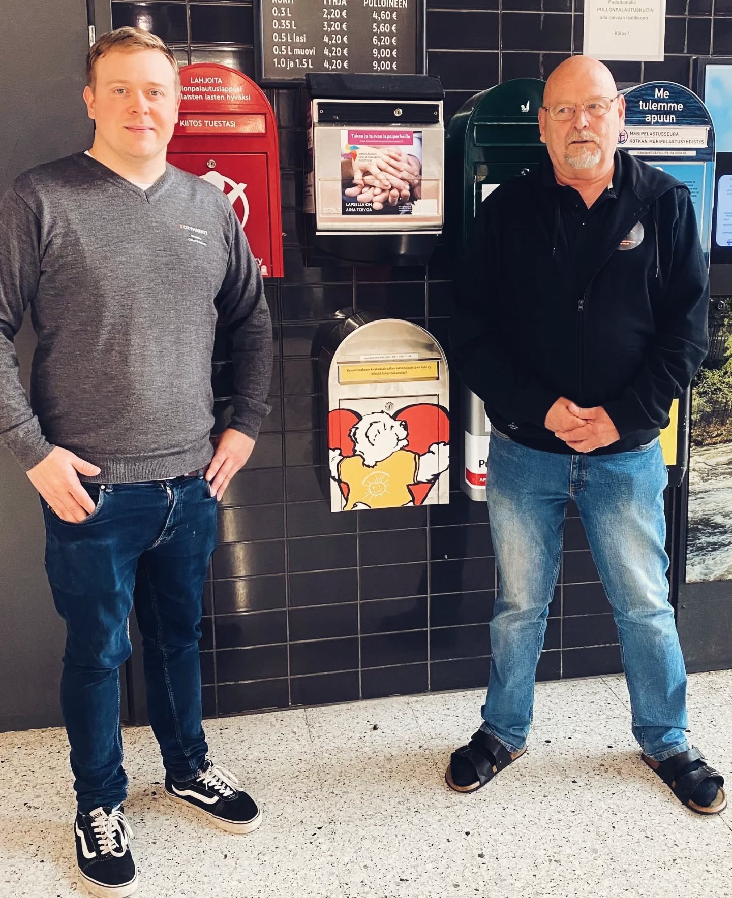 Nyt voit tukea yhdistyksemme toimintaa pullokuiteilla myös Kotkan K-Citymarketissa. Keräyslaatikkomme tunnistat suloisesta nallesta😍
Kuvassa K-Citymarket Kotkan kauppias Oskari Penttinen ja Kymenlaakson keskussairaalan lastenosastojen tuki ry:n hallituksen puheenjohtaja Ari-Pekka Klami.
@kcmkotka