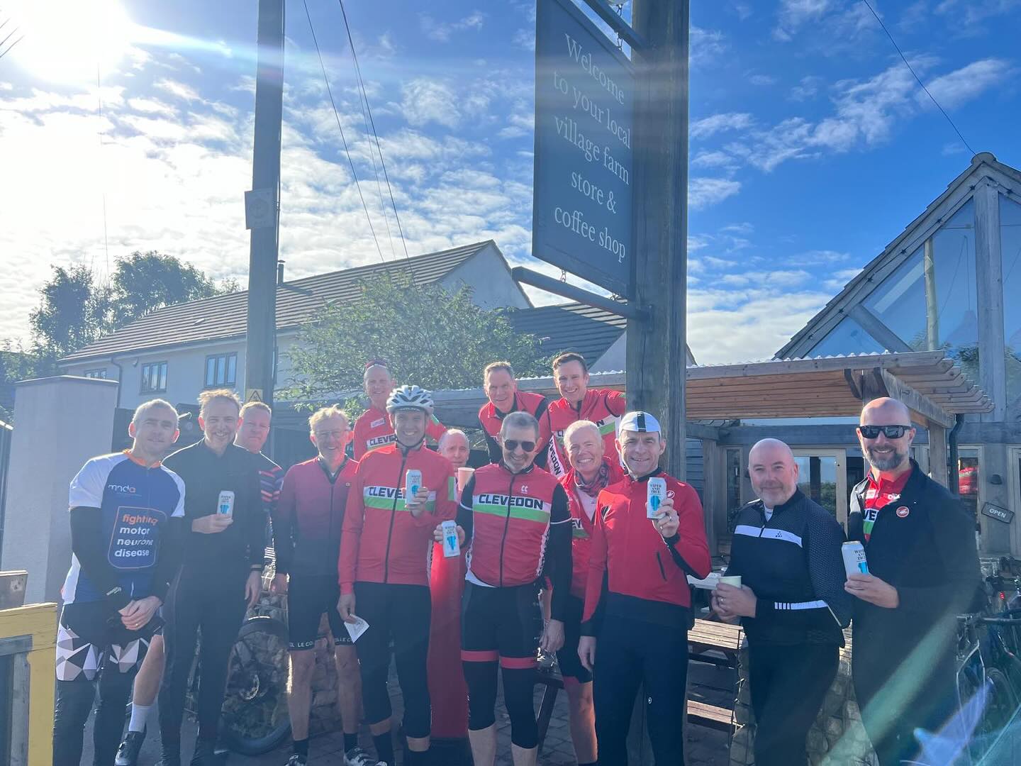 Not just ☕️ and 🥐s on offer this morning, we also got to enjoy (low alcohol 😉) beers 🍻. Thanks so much @wiperandtrue #cdrc #coffeeandcroissant #clevedonanddistrictroadclub #saturdaybeer #beerandbikes