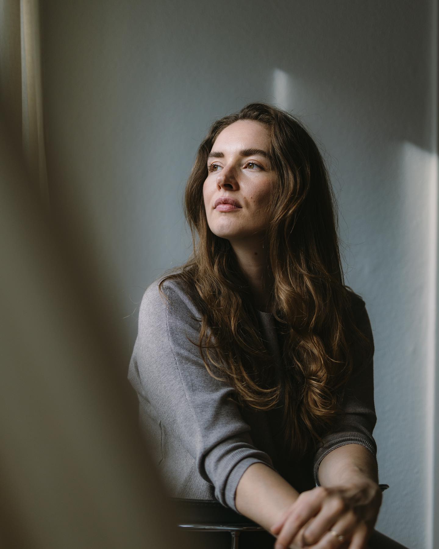 Momself – steht für „mothering myself“. Das Momself-Konzept steht für bewusste Selbstfürsorge und basiert auf der Idee, sich selbst die gleiche Anerkennung, Achtsamkeit, Liebe und Unterstützung zu schenken, die wir normalerweise anderen geben. Mit dem Momself-Konzept setzen wir klare, liebevolle Grenzen, schützen unsere Energie und stellen unsere eigenen Bedürfnisse an erste Stelle – ohne schlechtes Gewissen.
Es geht darum, uns immer wieder daran zu erinnern, für uns selbst einzustehen und zu erkennen, dass es keine festen „Selfcare-Regeln“ gibt – jede*r findet seinen/ihren eigenen Weg. Das Konzept beinhaltet die Idee, dass wir alle einen inneren Anteil haben, der wie ein Muskel trainiert werden kann. Dieser Anteil erinnert uns daran, auf unsere eigenen Bedürfnisse zu achten, unsere Wahrheit zu leben und für uns einzustehen.
„Micro Selfcare“: Indem wir Schritt für Schritt kleine Routinen und Rituale etablieren, stärken wir diesen „Selfcare-Muskel“, damit Selbstfürsorge zum zentralen Punkt wird und nicht länger etwas ist, das wir hinten anstellen.
Das Momself-Konzept wird das Herzstück meiner kommenden Angebote sein – darunter ein Online-Programm, 1:1-Coachings, Offline-Events und Workshops, an denen ich derzeit arbeite.
Es gibt sogar schon ein Angebot, zu dem ihr euch direkt anmelden könnt: Die Momself-Week von @anna.verburg und mir findet vom 14.10. bis 20.10. statt – alle Infos dazu findet ihr in meiner Story, in den Highlights oder in der Bio. Meldet euch gerne an.
Amore
Paula
Vielen Dank @anna.verburg für das Foto!
#Momself
#MomselfWeek
#SelfcareJourney
#MotheringMyself
#Selbstfürsorge
#Achtsamkeit
#SelfcareRoutine
#GrenzenSetzen
#OnlineCoaching
#Selbstliebe
#MindfulLiving
#SelfcareTools