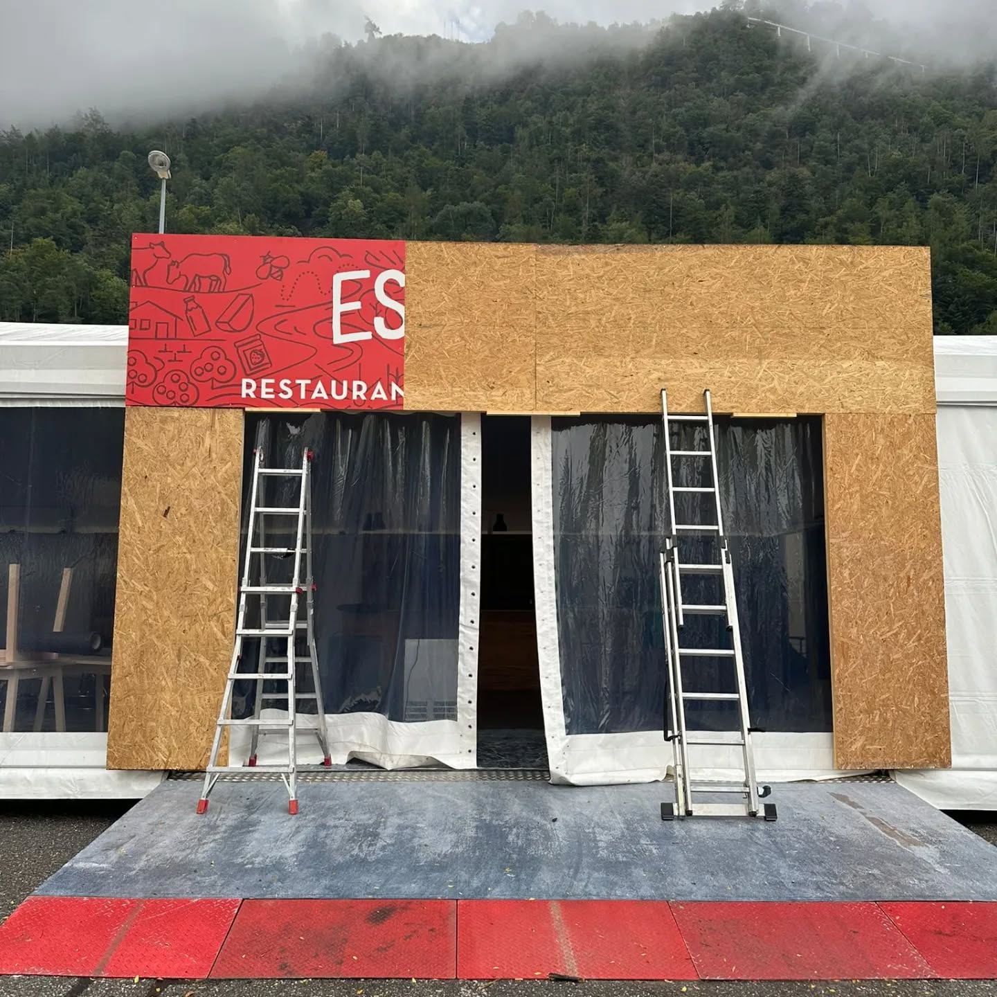 Les préparatifs sont en cours ! Bientôt, notre restaurant éphémère ouvrira ses portes au cœur de la Foire du Valais . 🍽️ #valaiswallis