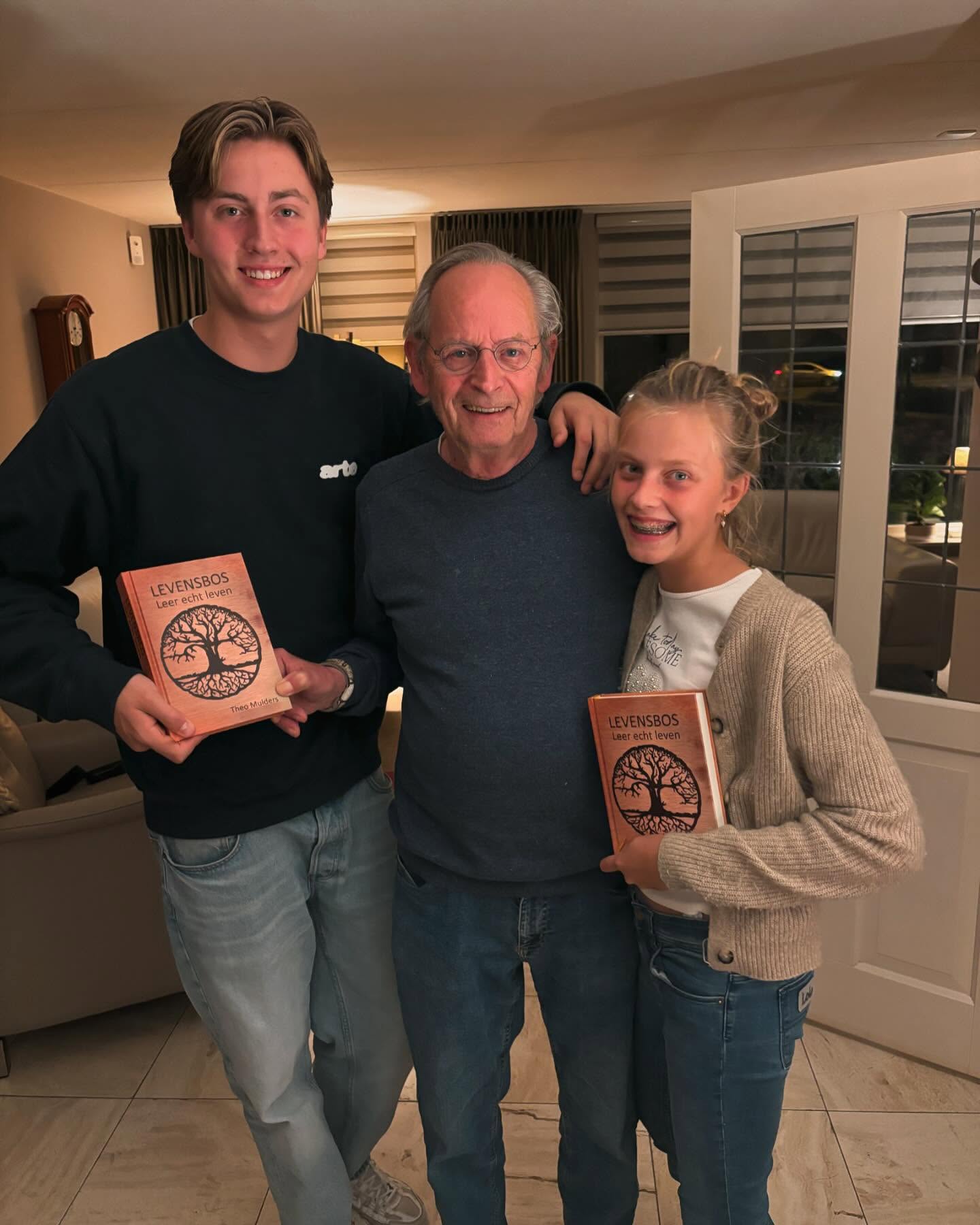 HOE BIJZONDER! ❤️🙏
Mijn vader heeft de afgelopen jaren een BOEK geschreven over zijn leven en daarin verteld hij in het boek aan mijn zoon Mees hierover.
Het boek gaat over dat door zelfliefde en bewustzijn je meer grip krijgt op een gelukkig leven.
Er staan veel wijze levenslessen in die een ieder zal inspireren en je bij je eigen levenspad kan helpen en ondersteunen.
Hij neemt je mee op reis van het hoofd naar het hart❤️
Ik ben mega trots op hem dat hij dit heeft gedaan.
Delen is lief❤️🙏
Ik zou het iedereen gunnen om eens te lezen. En bij interesse stuur mij een persoonlijke mail❤️
Liefs, Marjon