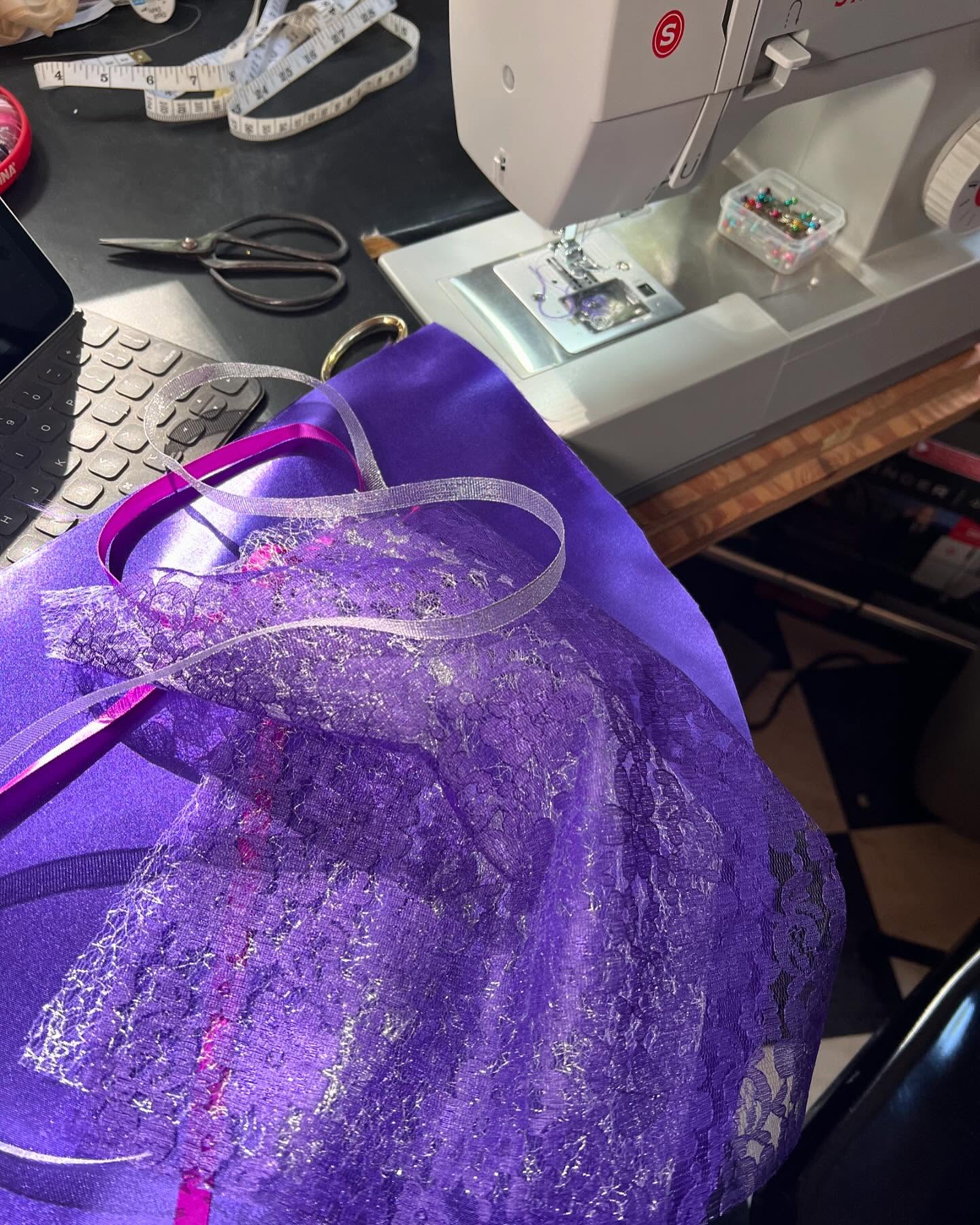 Time for mooooooore princess hats
#mdrf #mdrennfest #marylandrenaissancefestival #renaissance #renaissancefestival #qheart3 #garb #renaissancecostume #costumeshop #dressforthyself #everyonecanbeaprincess