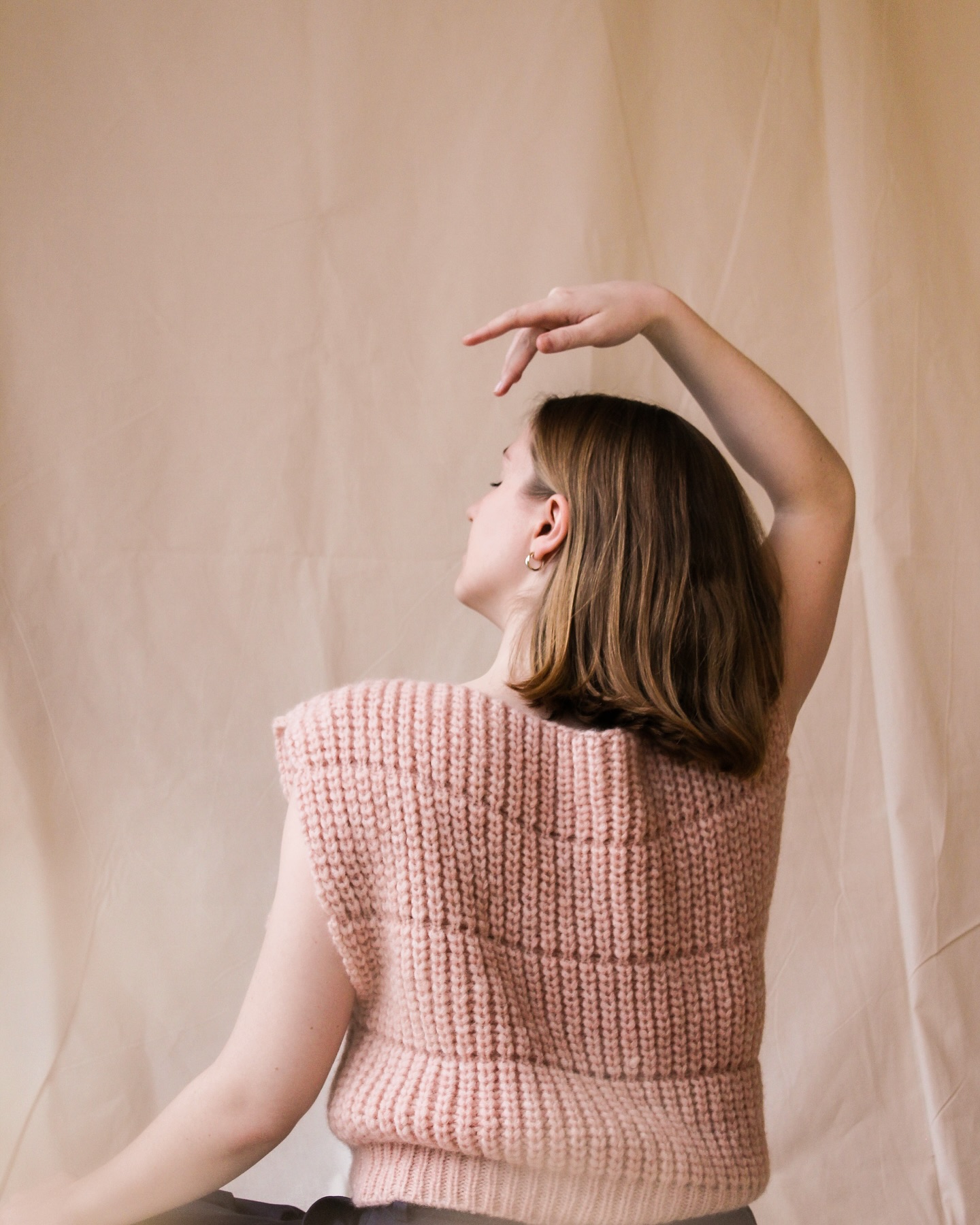 Na een lange instagram pauze zijn we terug en beter dan ooit! ✨
We kunnen niet wachten om jullie onder te dompelen in onze nieuwe zachte collectie in prachtige tinten.🧡
En daar stopt het niet…
We hebben iets bijzonders voor de bruiden-to-be: 👰♀️ onze gloednieuwe *bruidscollectie* is hier! 🤍
We zijn helemaal klaar om jullie deze herfst te inspireren. 🍁🍂