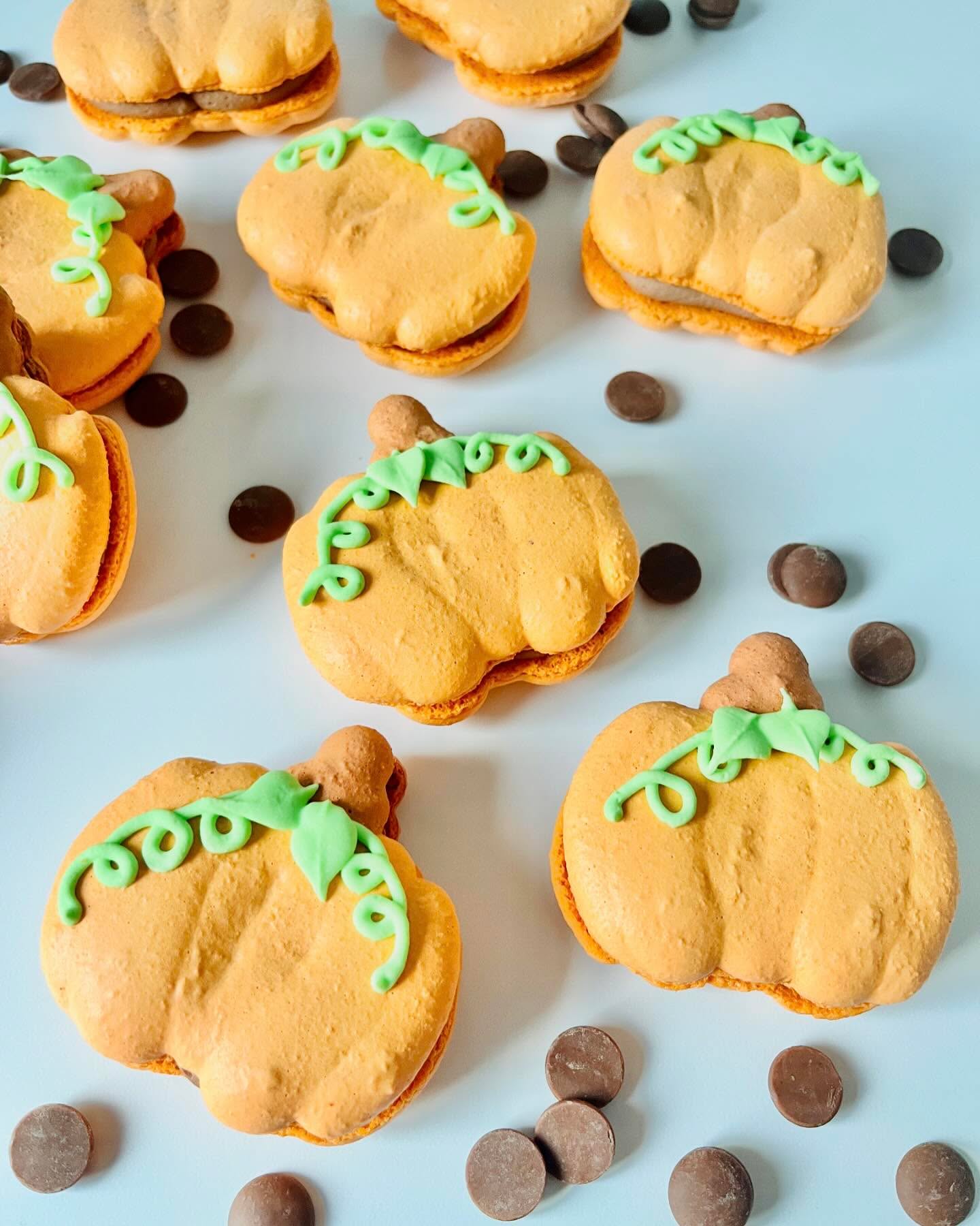 ✨Pompoentijd✨
Wat een weertje! Nu is het echt wel herfst 🍂 en dat doet me echt zin krijgen in pompoensoep,mmm…
Wat is jouw favoriete herfstige maaltijd?
Het zijn dan wel geen echte pompoenen, maar deze pompoenmacarons zijn natuurlijk ook ideaal bij herfstweer met een tasje thee of koffie en een dekentje in de zetel 🎃
#pompoenmacarons #pumpkinmacarons #cosyweather #fallmacarons #halloweenmacarons #zozoetmacarons #macarons #macaronlove #zozoet #zozoetoostende