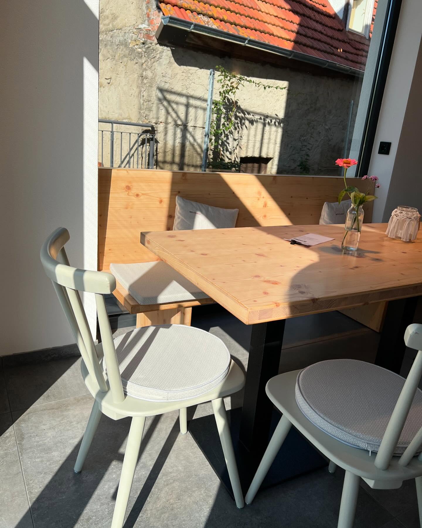 Noch keine Pläne für den morgigen Feiertag? Wir haben von 09:00 - 19:00 Uhr für euch geöffnet 🧡 #bio #regional #Superfood #vegan #biozertifiziert #gesund #vitamine #franken #foodphotography #heimatliebe #kauflocal #eisen #familie #aronia #likör #saft #deutschland #startupbusiness #nachhaltig #supportsmallbusiness #supportyourlocal #sanddorn #kürbis #geschenkideen #trockenbeeren #familienbetrieb #nachhaltigkeit #trüffel #hofladen