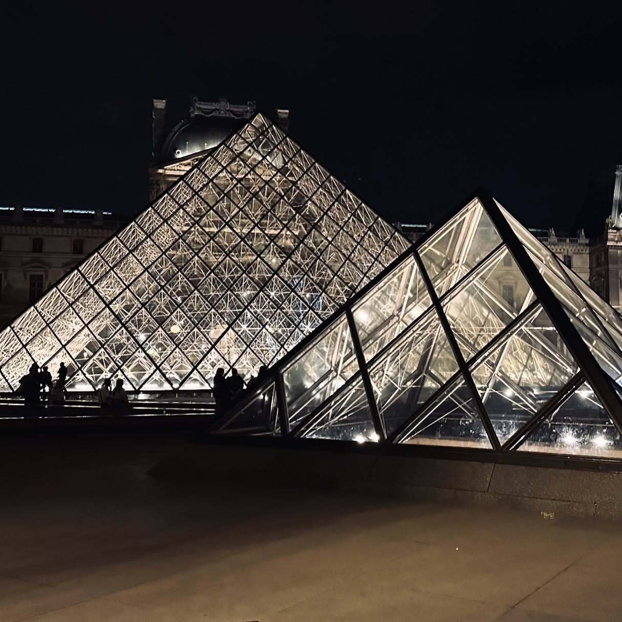 Little throwback to nighttime Louvre hangings with @maryberry20 and @_sandravalencia_