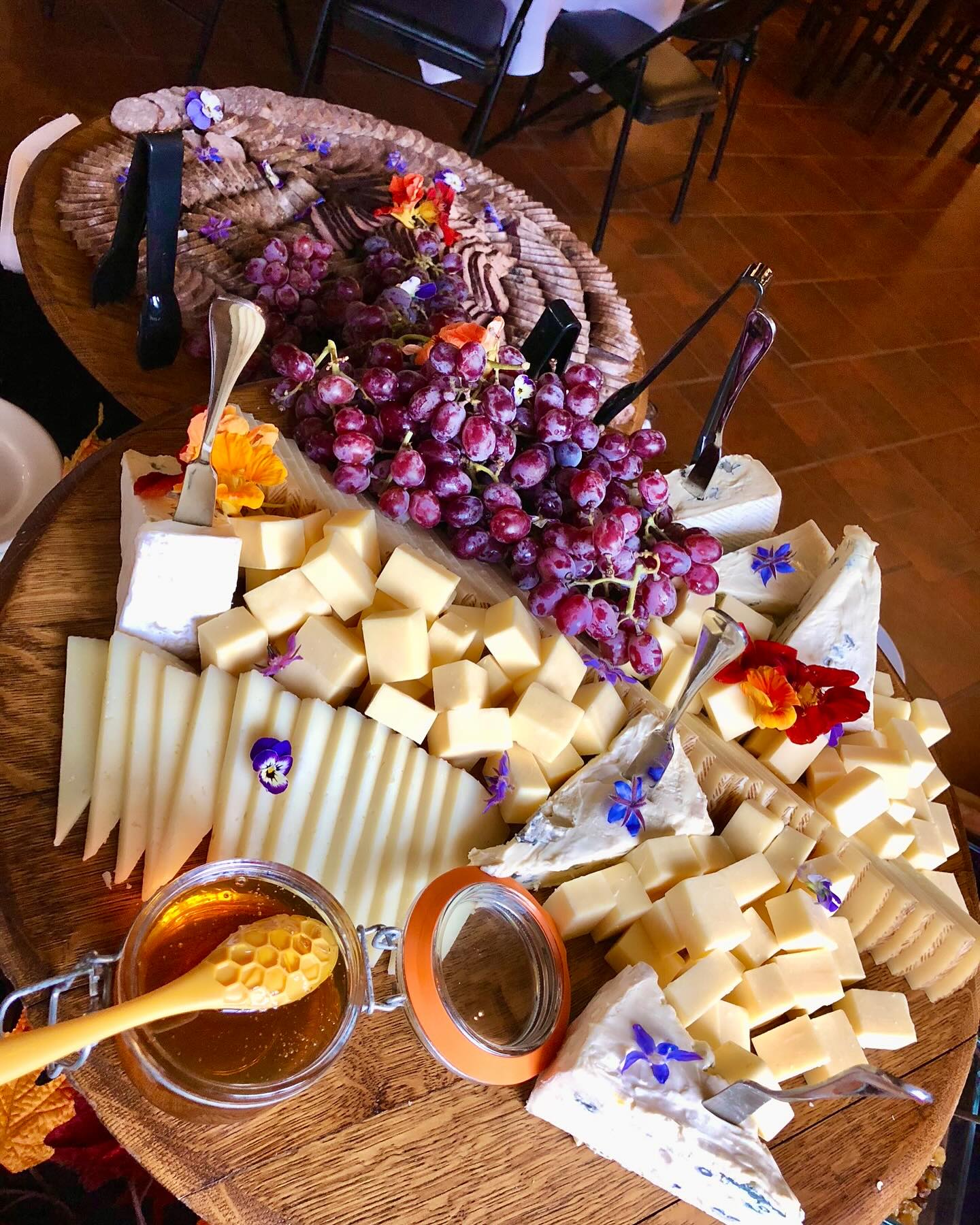 Little bit of everything, a whole lot of delicious 🍷🧀 Let your guests graze on a delicious, meticulously crafted Castle charcuterie board at your next event!✨
#Charcuterie #CharcuterieGoals #BoardPerfection #GrazeTable