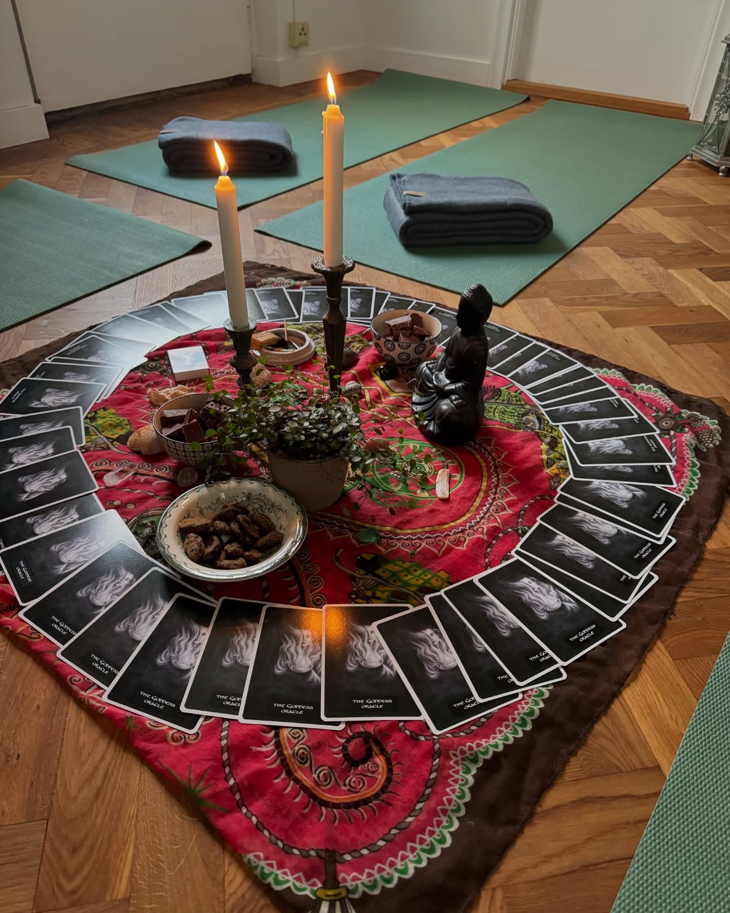 När kvinnor möts i en cirkel, oavsett vart hon kommer ifrån, händer något magiskt. Samsmältandet, lyhördheten, nyfikenheten, igenkännandet. När vi börjar prata om hur det känns att leva på riktigt, utan filter skapar vi något mer, djupare, där vi kommer i kontakt med vad vi har för behov och vad vi längtar efter.
#kvinnocirkel #delning #autentisktmöte #utforskande #holistiskhälsa