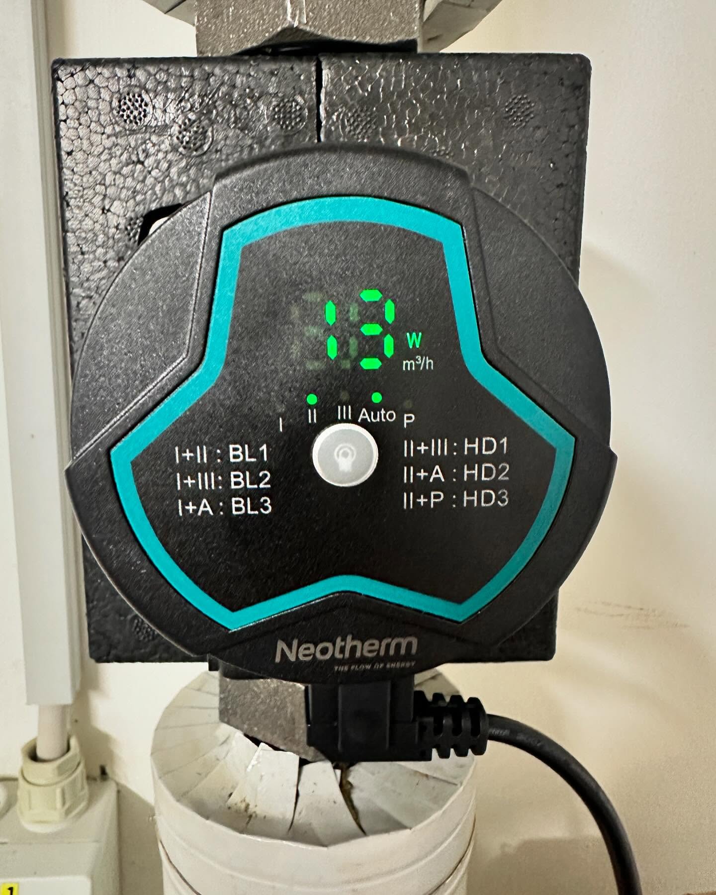 Udskiftning af cirkulationspumpe, til ny flot model fra Neotherm. Mange fede funktioner, nordisk kvalitet samt 5års garanti! #neotherm #mitvvs