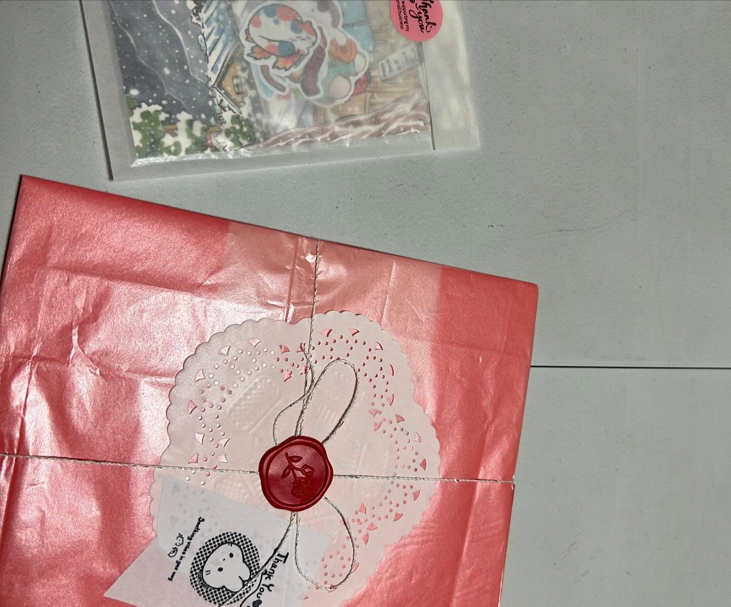 Sorry for the poor quality of the photos, but LOOK AT THESE AWESOME GOODIES!! They’re from @cope.arts, a fellow illustrator/artist who lives in Japan.
I aspire to be able to colour with COPIC markers at her level one day. Her works are so whimsical and beautiful! Go watch her colouring videos, too, as they’re so relaxing to watch! Thanks @cope.arts for all the extra goodies, too! 💕
#copearts #artprints #stickers #kawaiiart #stickerhaul #supportlocalbusiness #supportsmallbusiness #japancuteart #かわいいイラスト #かわいいシール