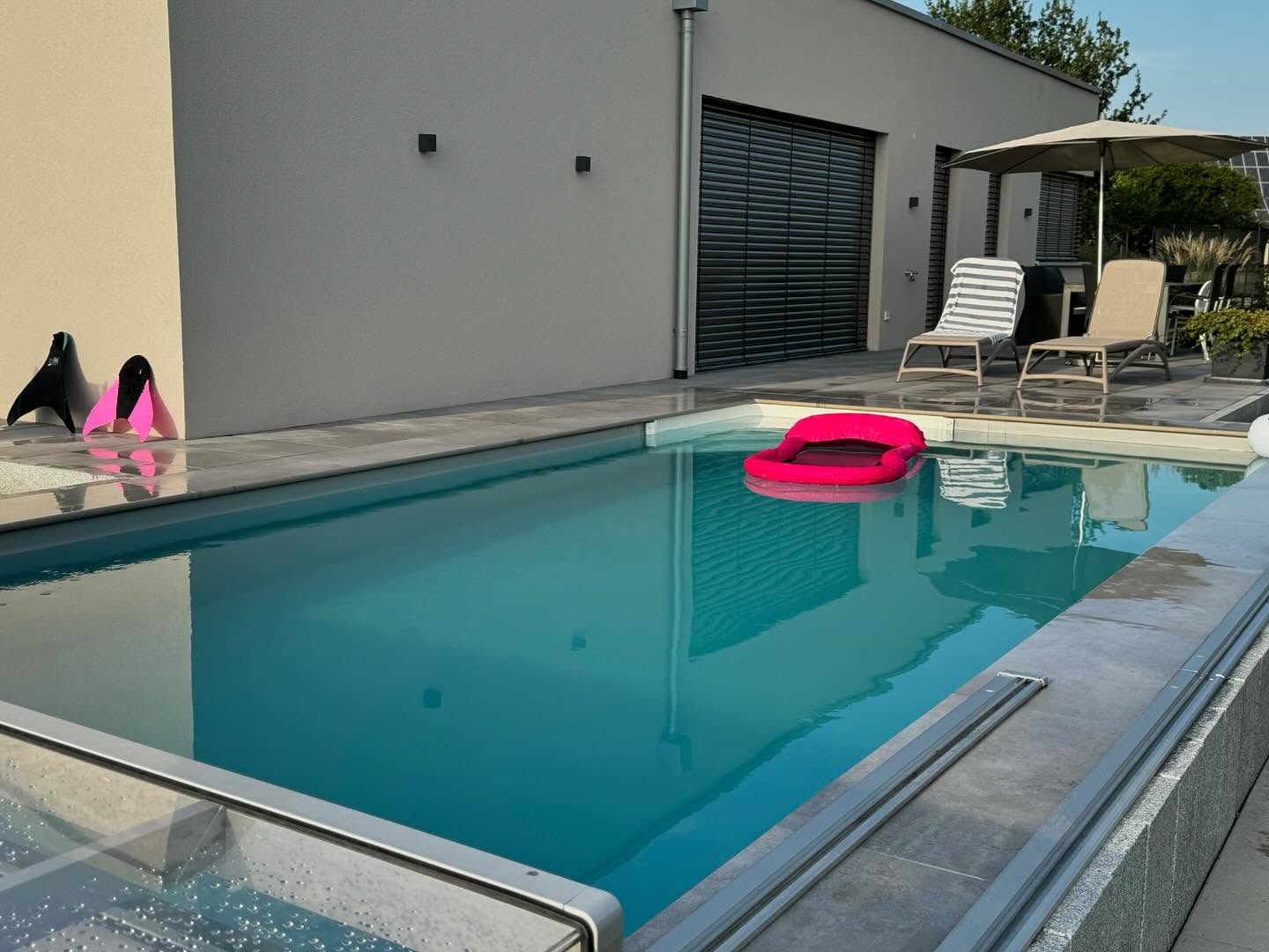 Heute schaffen wir es endlich, euch einen Pool mit grauer Folie zu zeigen.
Wir sind sooo begeistert! 😍
Man merkt auf den Bildern, dass die Familie den Sommer im Pool und das schöne Wetter ausgiebig genossen hat! 🥰
In den nächsten Tagen folgen dann noch Bilder dieses schönen Pools in Abendstimmung!
Wir wünschen euch weiterhin viel Freude 😊