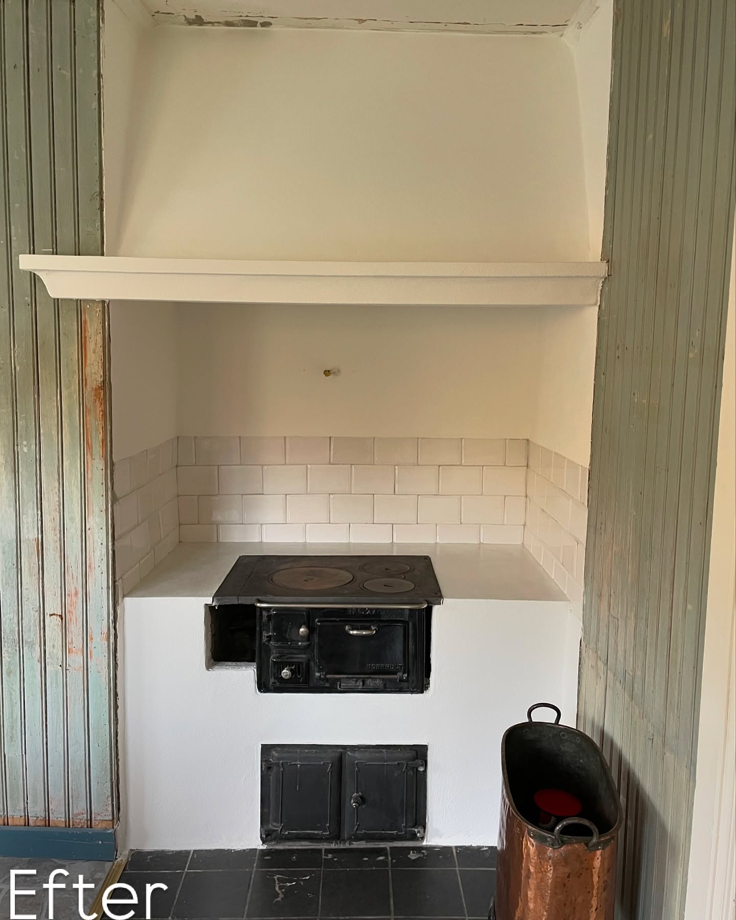 Murat kåpa, putsat om vägg och framsida runt spisen.
Gjutit om på bänk och lagt Microcement.
Kaklet är tvättat, skrapat och fogat. Kaklet är orginal från slutet av 1800-talet.
Trevliga kunder 🤝🏻.