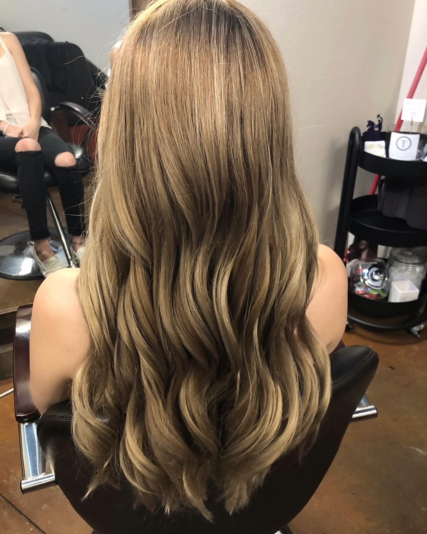 seamless balayage! swipe to see the before!
• stylist Kelley!