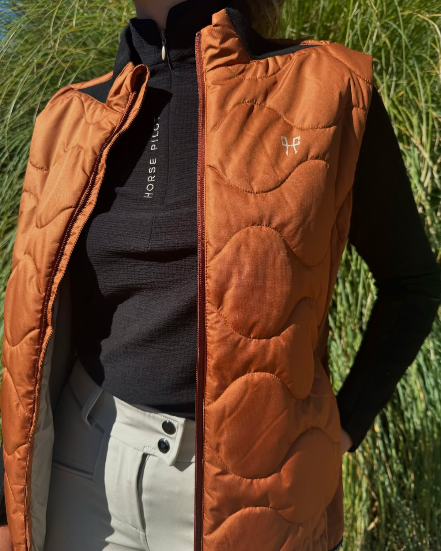 🍂IDÉE LOOK🍂
Fall in love in october…. Nous on est totalement dingues des nouvelles collections pour cette saison !
Look aux couleurs d’automne pour toi et ton loulou 🧡
- Polo SUNTECH Black by Horse Pilot au prix de 65€
- RIDER Vest Gold Brown by Horse Pilot au prix de 108.50€ au lieu de 155€
- Pantalon X-BALANCE Hunter by Horse Pilot au prix de 165€
- Tapis HVPESSENTIAL GP Fox by HVPOLO au prix de 69.95€
- Tapis HVPESSENTIAL GP Black by HVPOLO au prix de 69.95€
Es-tu prêt(e) à affronter la saison ?🫢🍂
Retrouvez tous ces articles sur notre site art-équestre.com et dans tous nos magasins.
@horsepilot
@hvpolo_official