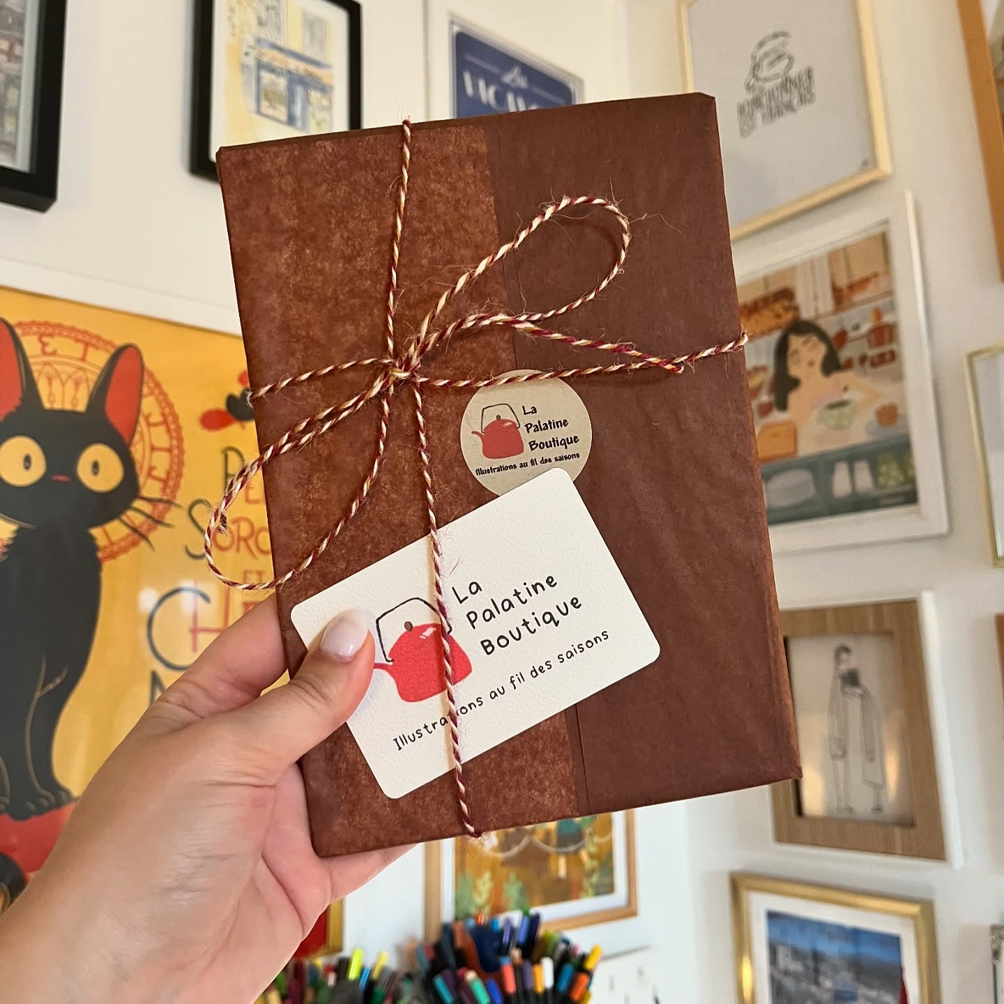 Les premières commandes partiront lundi 📮💓 Voilà à quoi cela ressemble dans l’enveloppe 😀 #lapalatinedraws #lapalatine #lapalatineboutique #versailles #childrenbookillustrator #kidlit