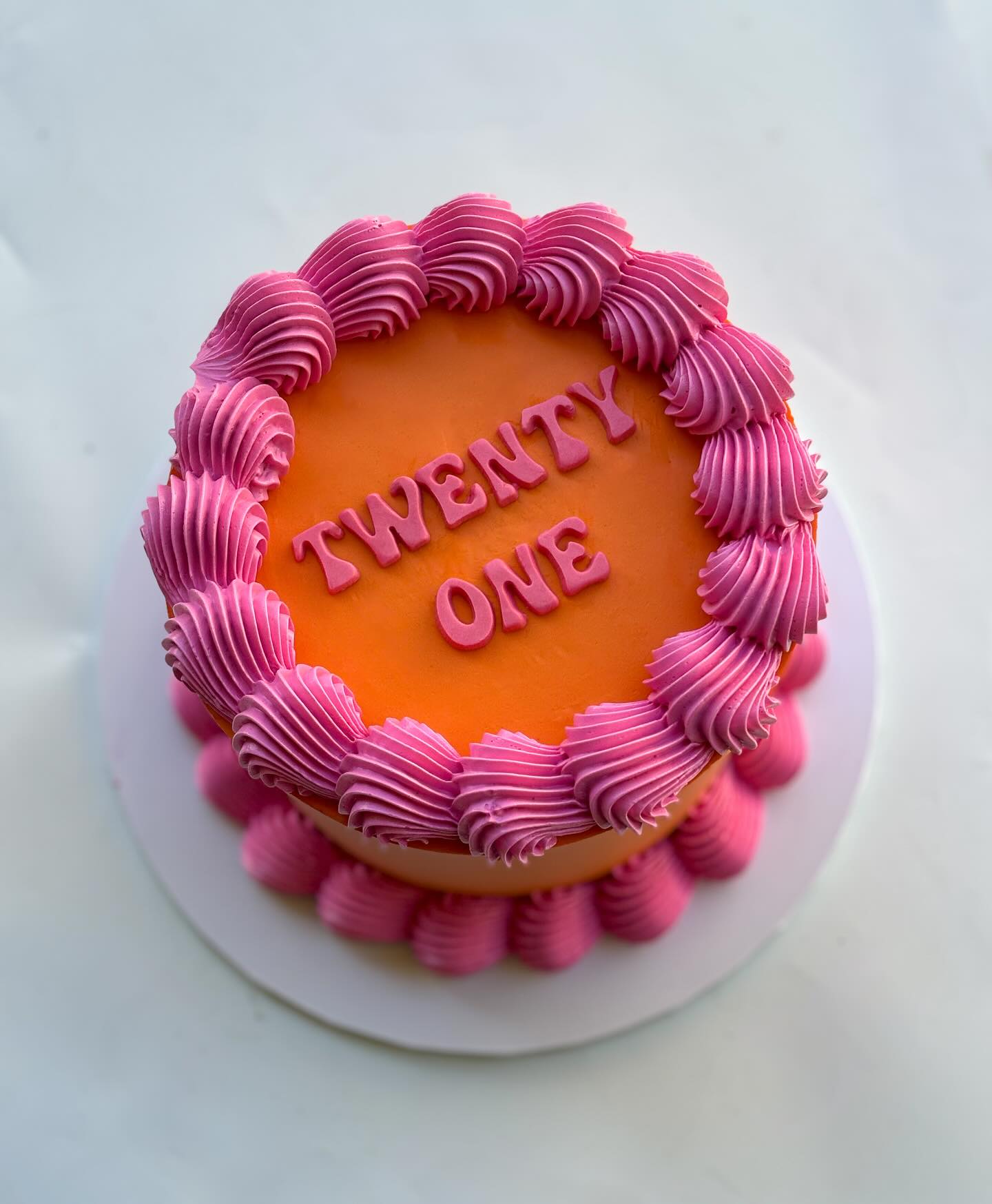 Retro Baby ✨
Stunning Vivid Colours coming through with the orange and hot pink !! @vividcreateinspire
It’s been a hot minute since I have been able to do a retro Lambeth pipped cake and I always love it.
#kaikaicakery #twentyone #twentyonecake #goldcoastretrocake #retrocake #lambethpiping #orangeandpinkcake #buttercreamcake #vividcolors #vividaustralia #hotpinkcake #orangecake