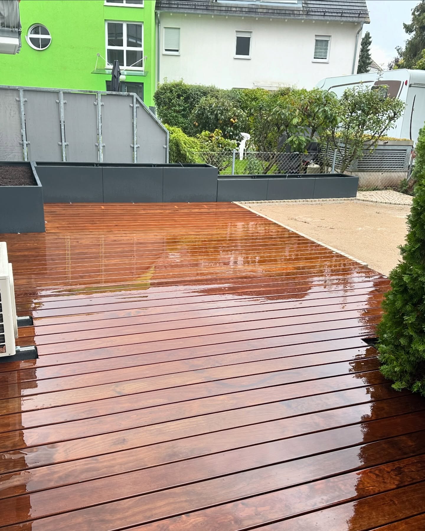 Kurzes Baustellenupdate zum Wochenende. Heute konnten wir endlich die Kebony Terrasse fertigstellen.
Im Bereich der Hochbeete und zum Übergang auf den Rasen wurden kleine LED Spots eingebaut.
Für die Mähkante und den kleinen Grillplatz haben wir Muschelkalk-Pflastersteine 7x7x7 verwendet.
Die Bewässerung wurde umgebaut und alle Stromkreisläufe für die Beleuchtung sind ebenfalls verlegt.
#galabau #kebony #kebonyclear #lightpro #muschelkalk #gartengestaltung #lichtimgarten