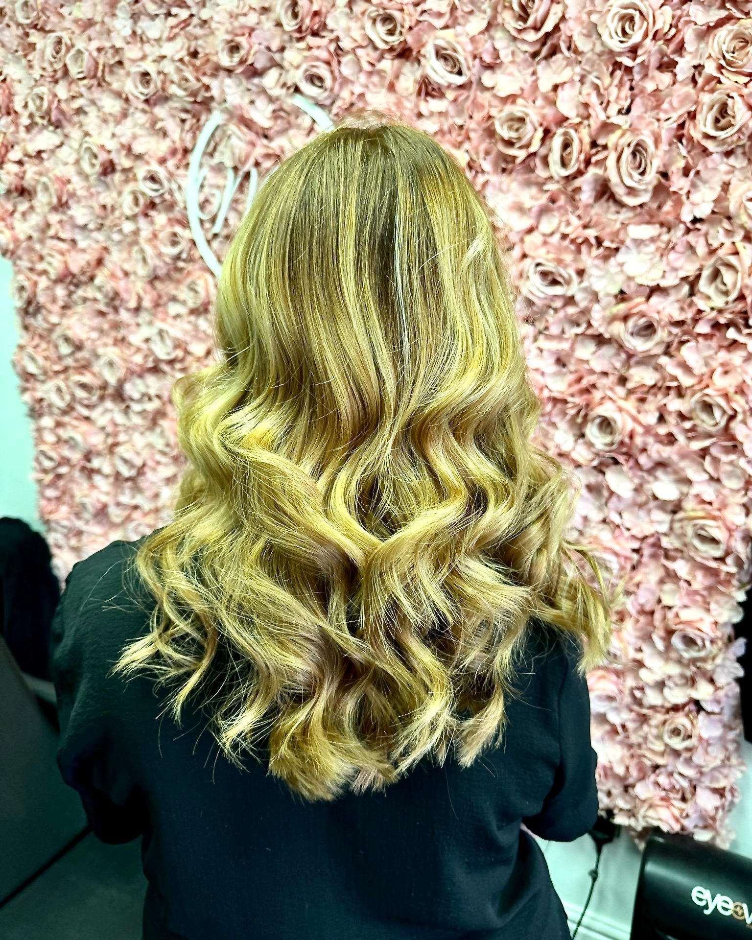Golden hour hair perfection! ✨🌟 This soft blonde balayage is giving us all the glow-up vibes. Perfectly blended and styled for those who love a touch of sun-kissed glam. Ready to brighten up your look? Book your blonde transformation with us today! 💛💇♀️
#MarkJamesHair #BlondeBalayage #GoldenGlow #HairInspo #BlondeGoals