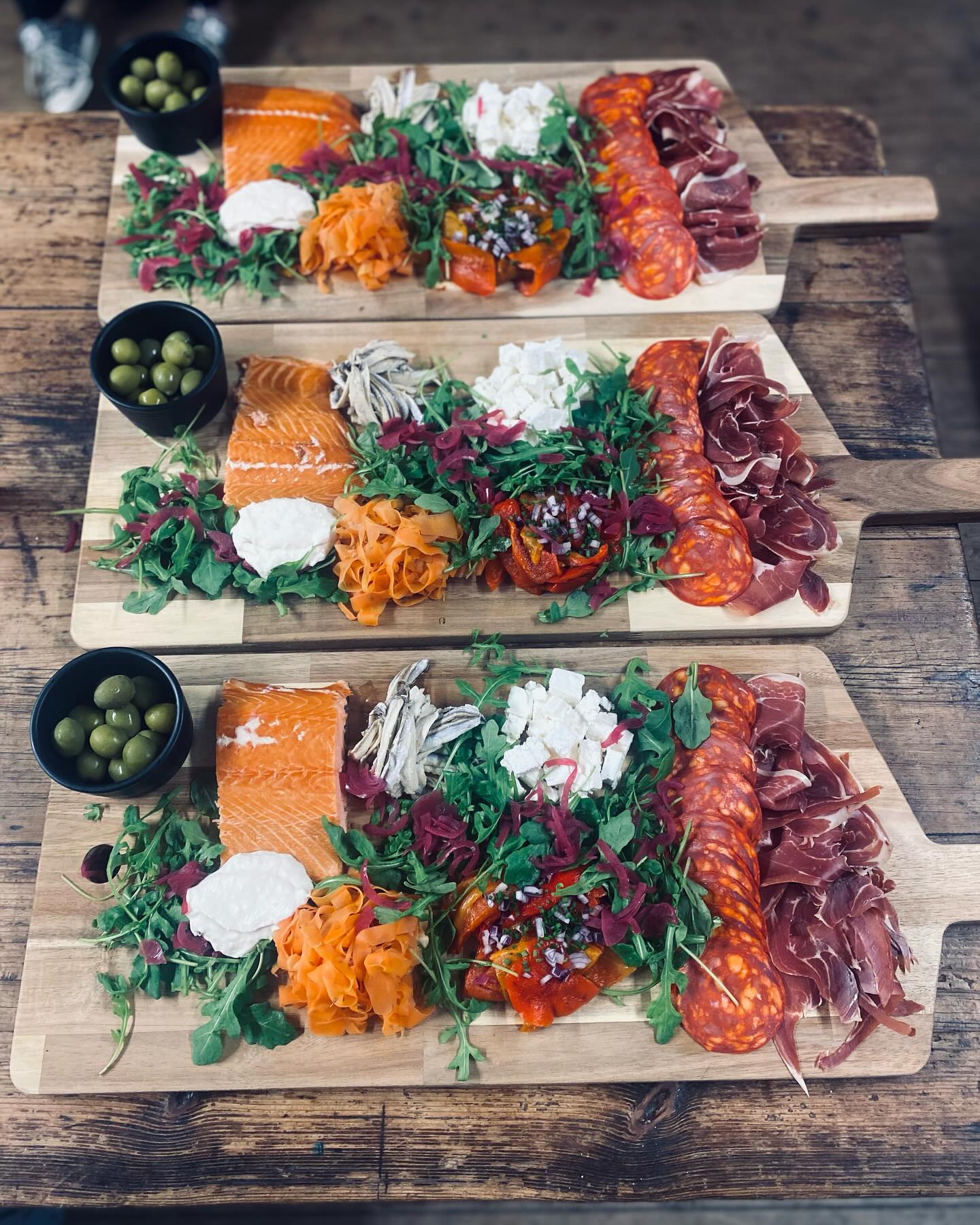 And it’s a wedding wrap. Yesterday we did the final wedding of 2024, for a very special local couple, @nook_devon ‘s wonderwoman Pippa & Toby. In the beautiful, middle of nowhere kinda dreamy place @bradstone_weddings we served up antipasti platters and sharing boards, bespoke developed for them. With the wind howling through the rafters and the fire roaring, the end of season wedding is always a special one, and we were very honoured it was theirs 💕
#wedding #cornwallwedding #southwestweddings #familybusiness #sustainablefood #lastweddingoftheyear