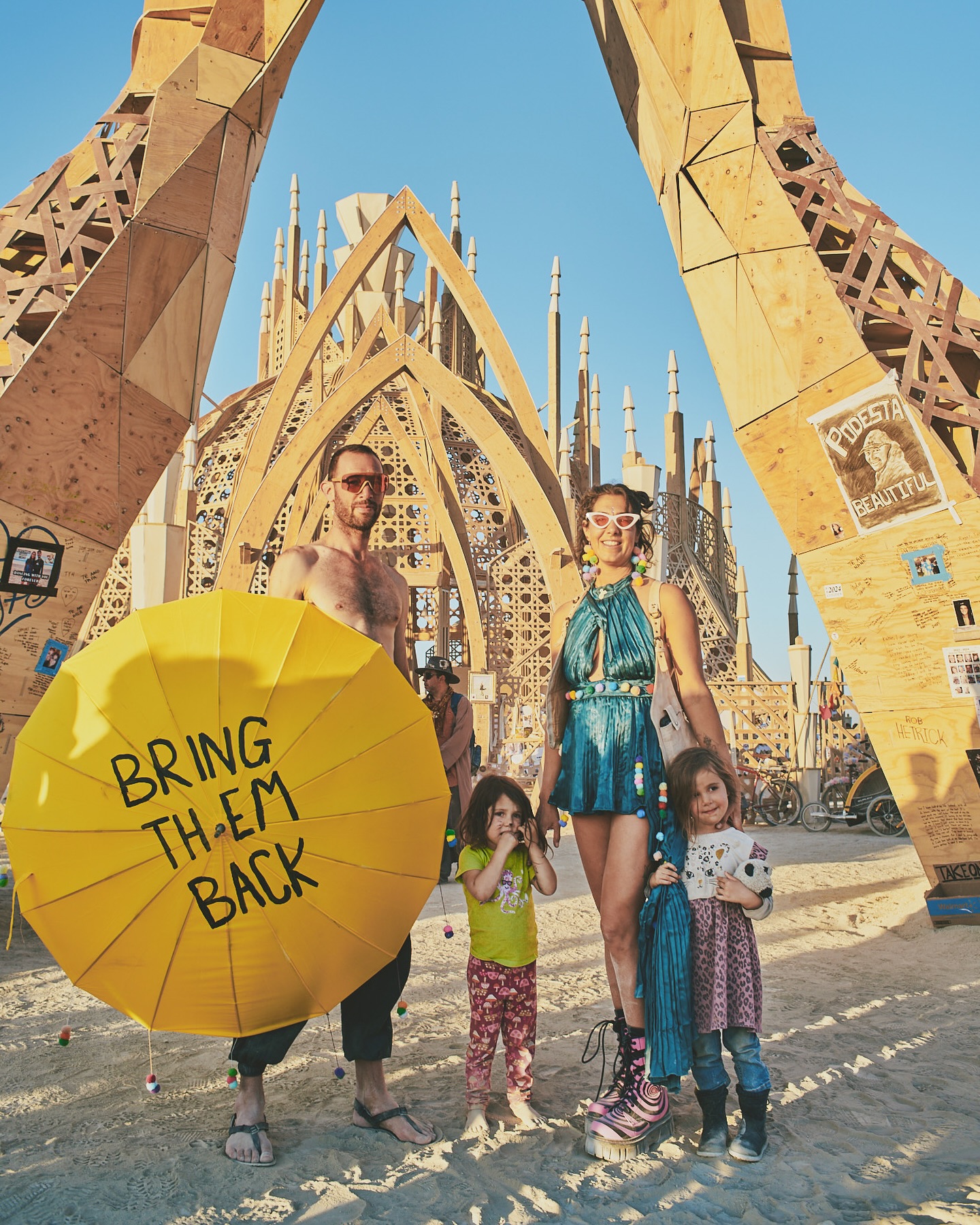 קיבלתי היום את התמונות האלה מ @danbradner .
איזה כיף לקבל פורטרט כזה מרגעים מרגשים בברנינגמן בדיוק בראש השנה.
התמונות האלה צולמו מהמפגש בטמפל ש @levkraitman ארגן לכבוד זכר הנרצחים מקהילת המידברן. כמה עוצמתי לקבל את התמונות מהרגע הזה, במיוחד שרק לפני כמה ימים לב הציל אנשים יקרים בשכונה בה גרתי ב8 שנים האחרונות לפני שיצאנו לטייל. איזה עולם הזוי. רק לפני רגע היינו במקום הקסום הזה ואיך בכזה מהירות המציאות השתנתה.
הברכה שלי לשנה הקרובה לכולנו זה להאיר אור בעולם,
להפגין יותר אהבה וכבוד הדדי.
שנדע להרים אחד את השני ולחבק כמה שאפשר.
למצוא חמלה ולזכור שכולנו עוברים משהו בימים האלה אז להיות רכים עם עצמנו וסביבתו.
להתאחד ולאחד.
וכמובן, לדעת לשמוח ולחגוג את החיים האלה כי הם כל כך יקרים.
שהחטופים יחזרו בהקדם ושכל אנשי המילואים והחיילים יתאחדו עם משפחותיהם.
🙏🫶🏽