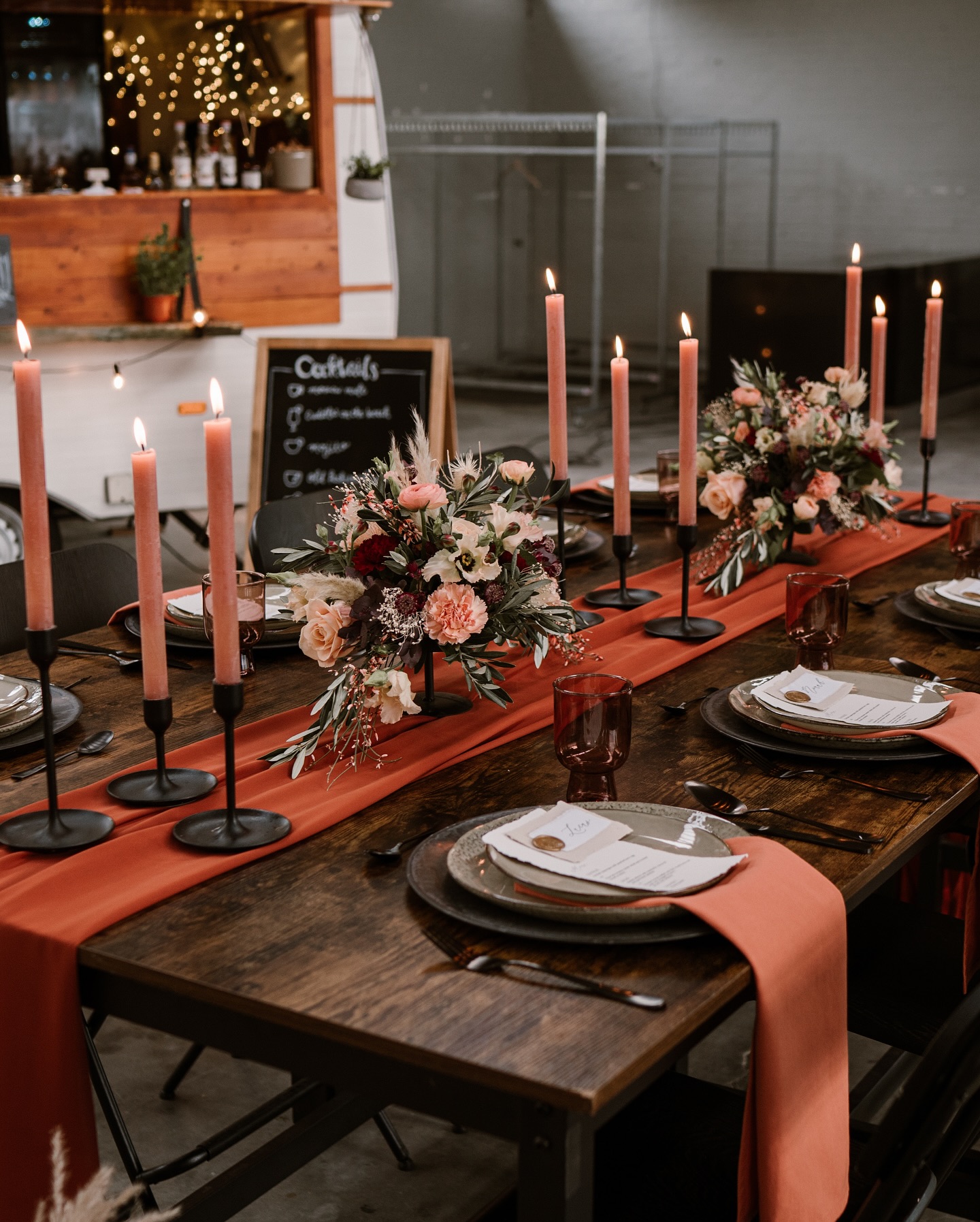 BOHO VIBES WITH AUTUMN TOUCH 🍂
A beautiful elegant table setting with an autumn touch, is just what this season of the year needs.
Warm colors, cozy lights and a perfect match of all details becoming one complete autumn- boho - elegant styling.
Swipe to see the beautiful matching stationery🤍!
The Team:
Concept and Organisation: @planningbynicki
Location: @atthebinck
Fotographer: @renatesmitphotography
Fotographer: @yaraverstappenfotografie
Videographer: @msweddingfilms
Wedding decoration and styling: @2styleweddingsandevents
Flowers: @tasteofflowersweddings
Wedding cake: @perfectpastry
MUAH: @harenbymaren
Caravanbar: @develuwschebarmannen
Car: @opwegmetallie
BABS: @babs_benny
Bruidjurk: @amigabruidsmode
Stationery: @lindenpracht
Model: @tessa_dejong @kenneth0305
Model Bridemaids: @manoukschmidt @mellanievandenberg @marloesvanrookhuijzen
#wedding #weddinginspiration #wedingday #weddingphotography #weddingplanner #weddingplanning #weddingideas #autumnwedding