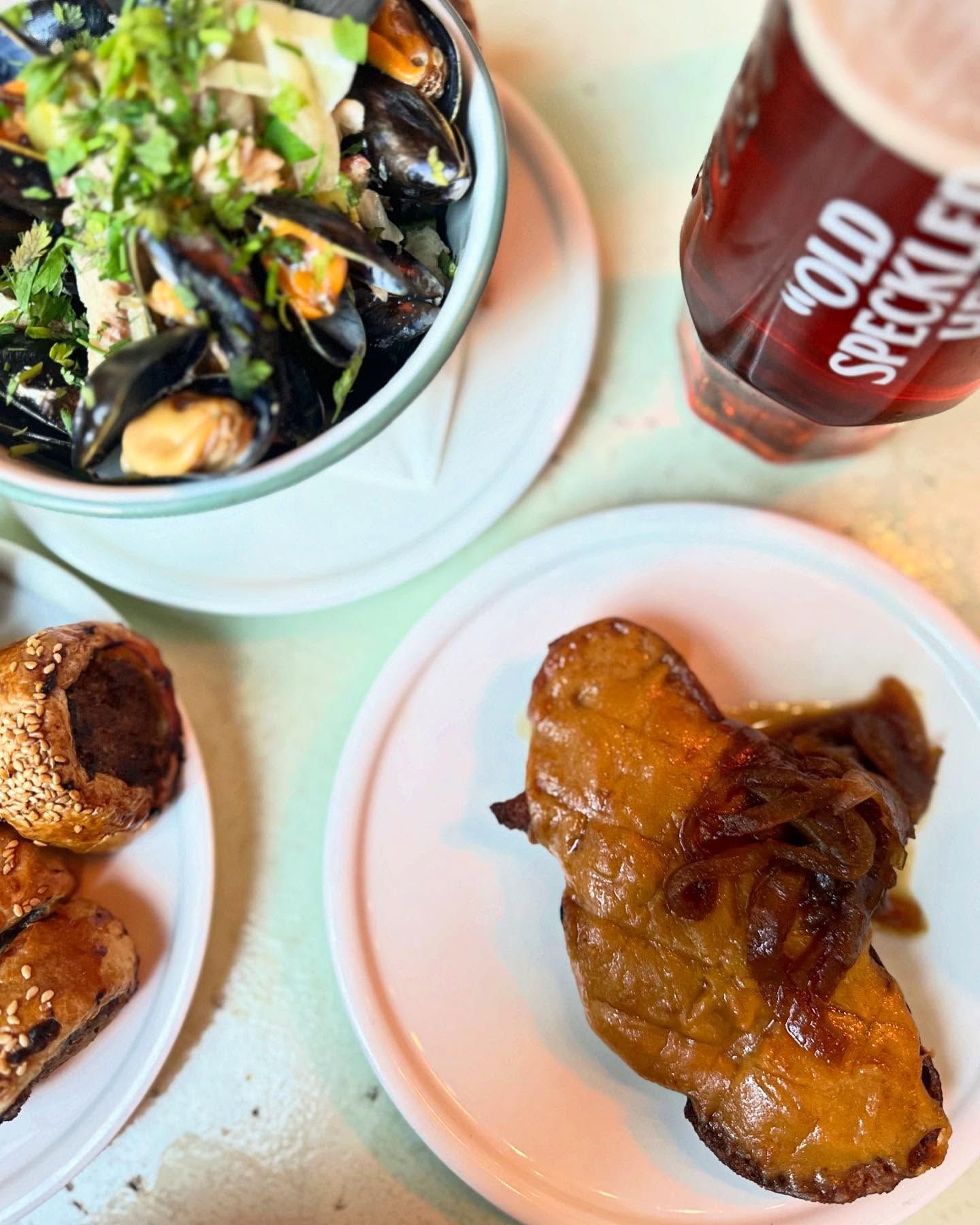 Cheers to autumn🍃
Put on your jacket, pop your collar and take a windy stroll to your favourite Cottage. Some new creations and good old classics back on the menu: Welsh rarebit, Mussels with whisky & trout, Steak & Ale pie, plaice with pumpkin & brown butter… and much more, served all day. And finally a proper English Ale on draft, the “Old Speckled Hen” 🐔🍺