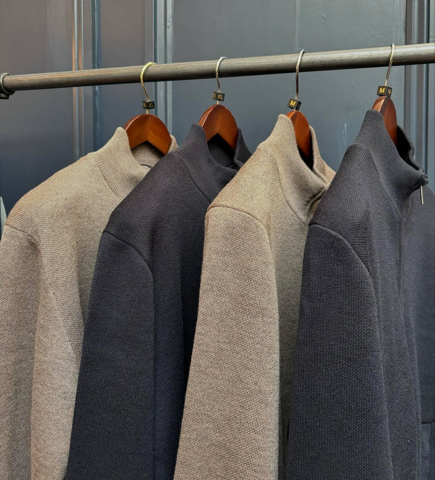 New @thomas_maine Bomber Jackets! Available in Navy and Taupe!
See them in store now!!!
#cirencestershopping #jacket #thomasmaine #menswear #bomberjacket #cotswold #cotswolds #cirencesterlife #cotswoldlife #animalsocks #cirencesterbusiness #shoplocal