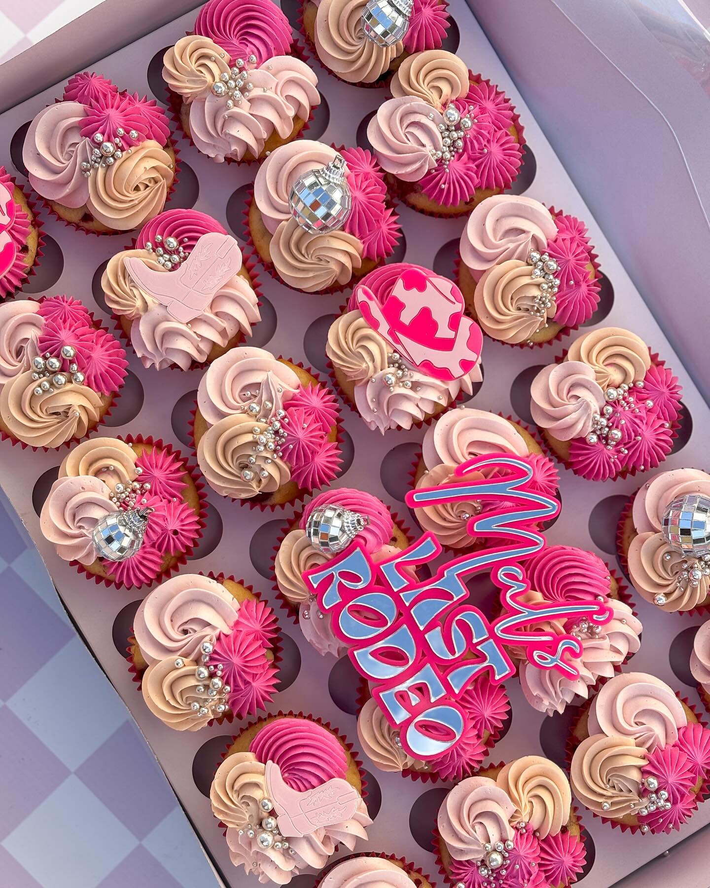 LAST RODEO 🪩
Absolutely and utterly obsessed with how these cupcakes turned out!! So damn cute 🥰
Giving the extra spark with some stunning acrylic charms by @chaosandpetals
🪩🪩🪩
.
.
.
#hensnight #lastrodeo #lastrodeobachelorette #henscupcakes #kaikaicakery #cupcakecharms #cupcakedecorating #cupcakeart #discoball #goldcoastcupcakes