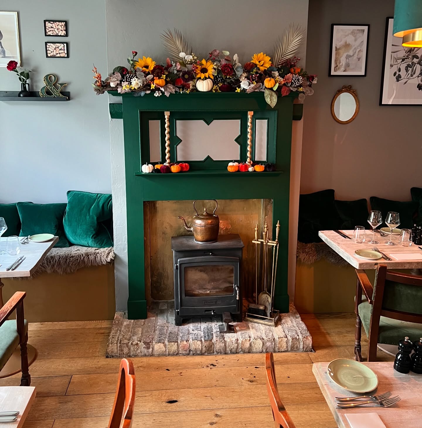 Autumn 🍂
New season, new menu!
The diary is filling up fast so please book via our website to guarantee a table or drop us an email 🌝
www.pearandolive.co.uk
restaurant@pearandolive.co.uk
#cosyseason #autumn #restaurant #pearandolive #smallbusiness #chef #openforbusiness #village #hildersham #cambridge #fireplace #autumndecor #foodies