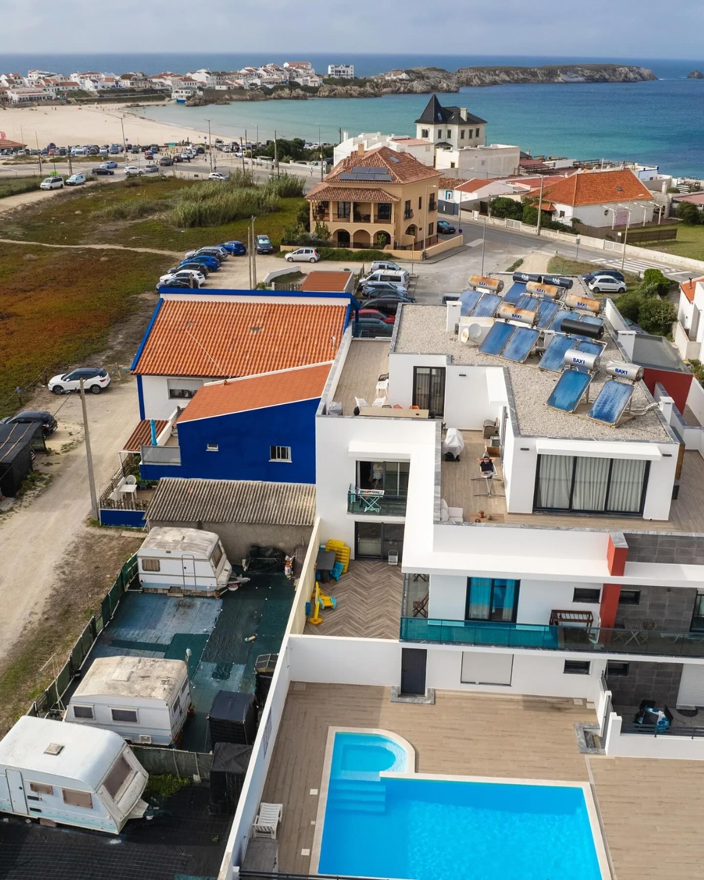 Welcome to Onda Coliving! ✨ As you can see, Onda Coliving is perfectly located just a few steps away from Baleal Beach. 🏖️
Imagine waking up and doing a wave check right from your own balcony—our terrace wraps around the apartment, offering panoramic views of the ocean. Just grab your board, and in just a few steps, you’re out catching waves! 🌊
Thank you for the great shot @balealsurfvideo 📸🙌
#colivingbythebeach #workandsurf #coworking #coliving #remotework #beachhouse #digitalnomad #coworkandsurf #officeview #peniche #workremotely #communalliving #surftown #worklifebalance #livebythesea #surfeveryday #baleal #remotelife #cowork #surfspot
