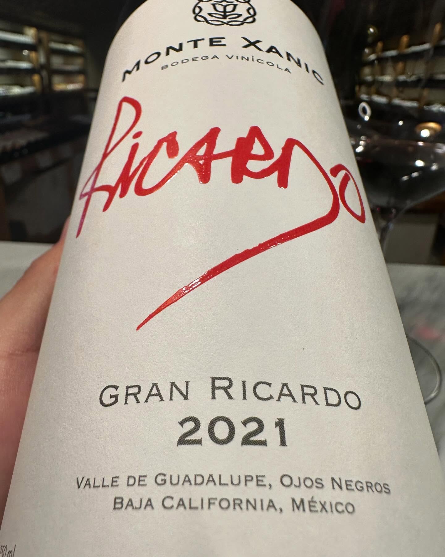 Gran Ricardo (2021).
🇲🇽 Ensenada, Baja California 
🍇 Cabernet sauvignon, cabernet franc, merlot, petit verdot.
🏺18 meses barrica
#redwine #vinotinto #winestagram #winelover #instawine #winetasting #wine #catavino #wineporn #winetime #winegeek #wineinfluencer #wineoclock #cheers #sommelier #mexico #ensenada #valledeguadalupe #valledeojosnegros #merlot #cabernetsauvignon #cabernetfranc #petitverdot