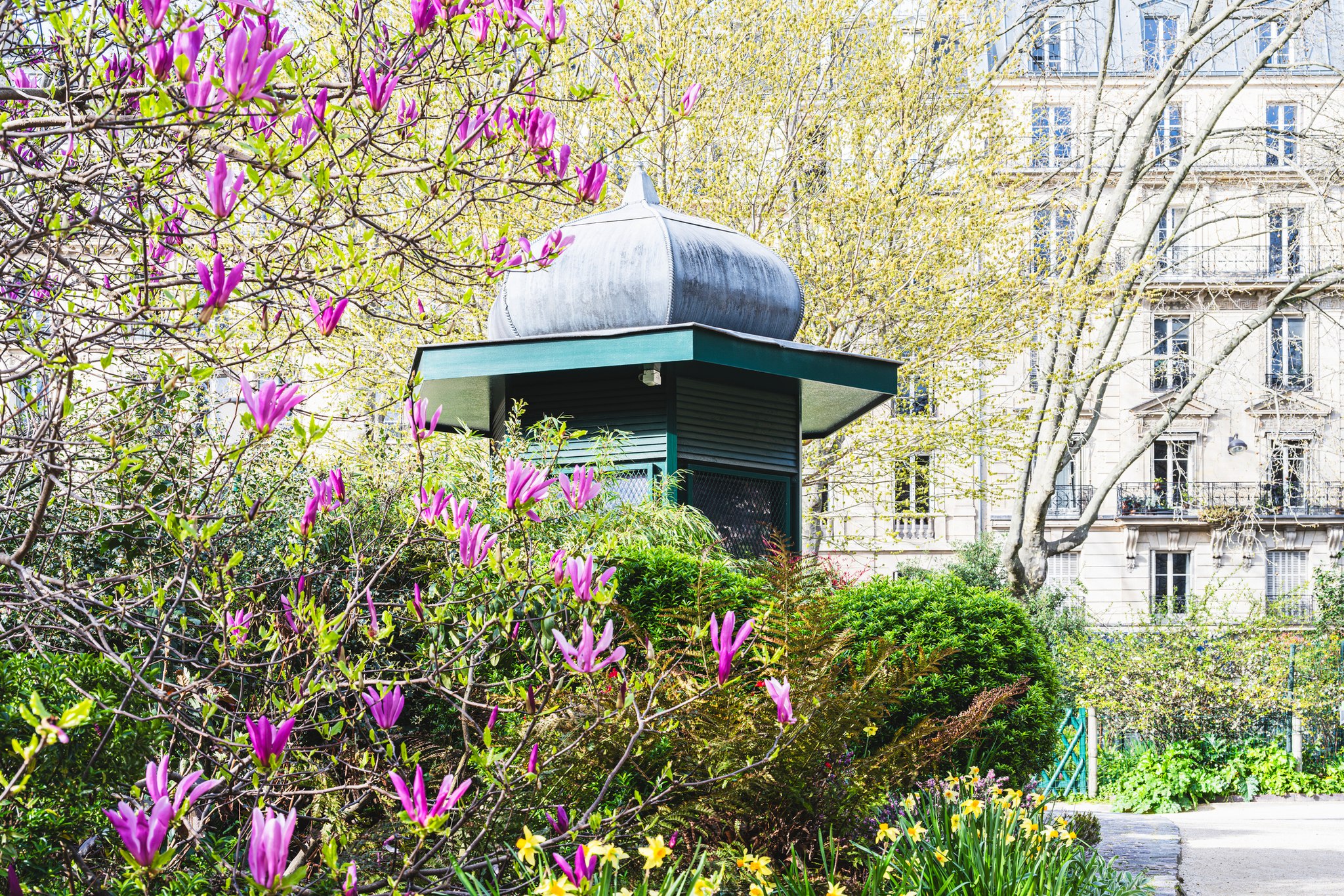 🌱 En 2023, les espaces verts urbains ont sauvé environ 22.000 vies et prévenu plus de 275.000 pathologies, notamment le diabète et des troubles mentaux, démontrant leur impact crucial sur la santé des citadins, d’après une étude menée par Unep - Les Entreprises du Paysage.
Les bénéfices économiques de la #végétalisation des villes en France sont estimés à 2,3 milliards d’euros en 2023, grâce à la réduction des dépenses de santé et des pertes de production, avec un retour de 0,70 euro par euro investi.
La France compte parmi les bons élèves : nos villes offrent en moyenne cinq fois plus que les 10 m2 d’espaces verts par habitant préconisés par l’OMS.
Pour tout savoir sur le rôle crucial des espaces verts en ville, lien 🔗 en bio