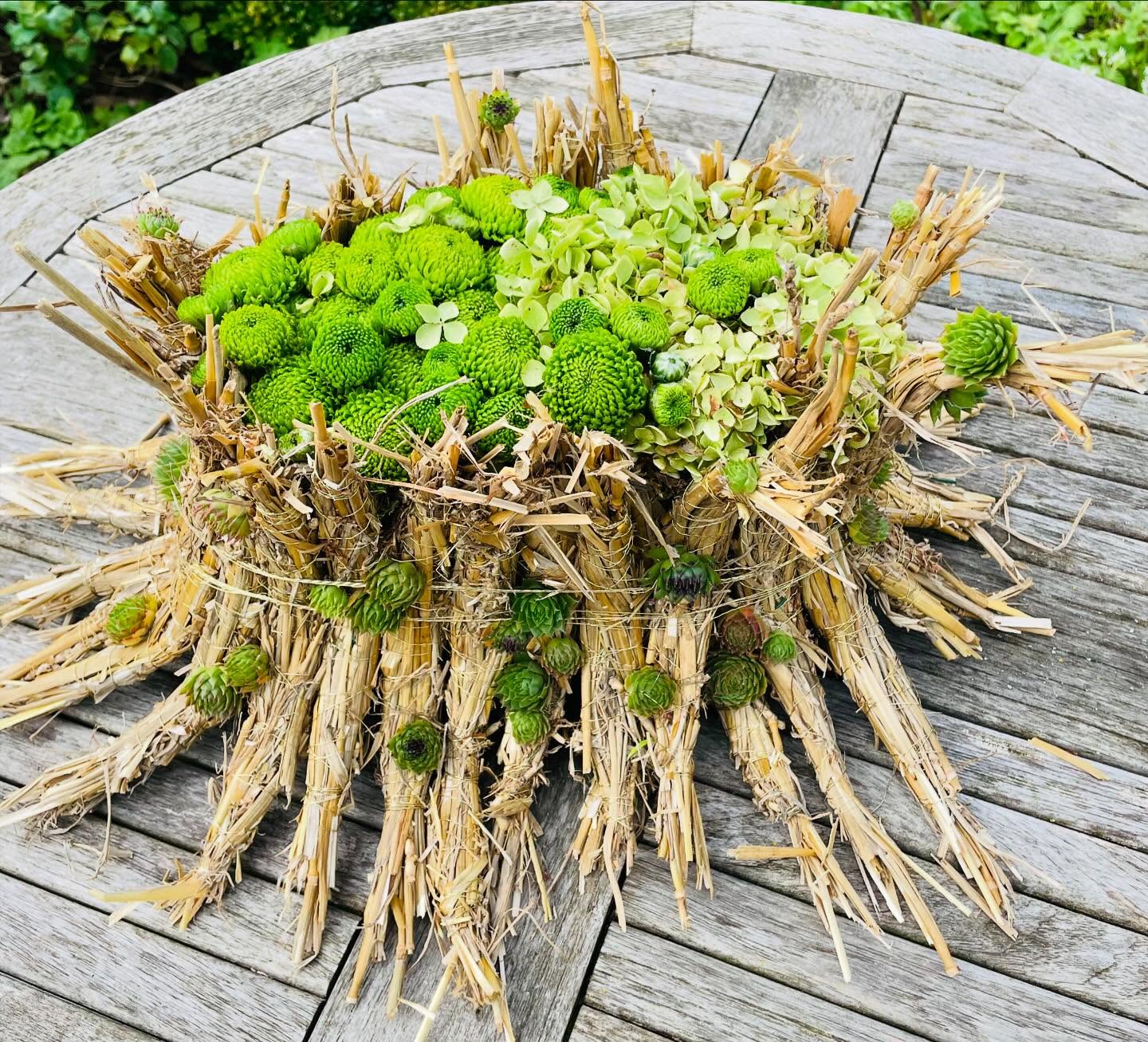 De zomerbar is opgeborgen. Tijd om terug naar binnen te trekken.
We starten met een nieuwe workshop voor Allerheiligen/Allerzielen
Op een basis van stro verwerken we bloemen en vetplantjes.
Data:
- vrijdag 25 oktober 2024 - 14u
- zaterdag 26 oktober 2024 - 10u
- vrijdag 1 november 2024 - 10u
Meer info: fleursarrosees@telenet.be