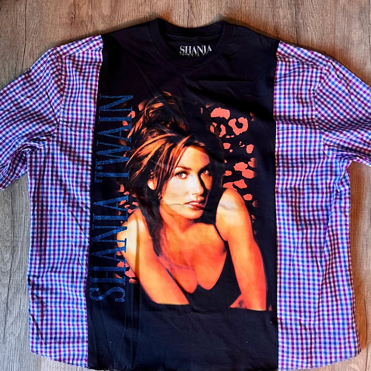 Let’s go, girls! 💃 This upcycled Shania shirt is a one-of-a-kind stunner that’s as fierce as you are. Handmade with love and perfect for turning heads—get yours before it’s gone! ✨
#UpcycledFashion #ShaniaTwain #OneOfAKind #SustainableFashion #ReworkedClothing