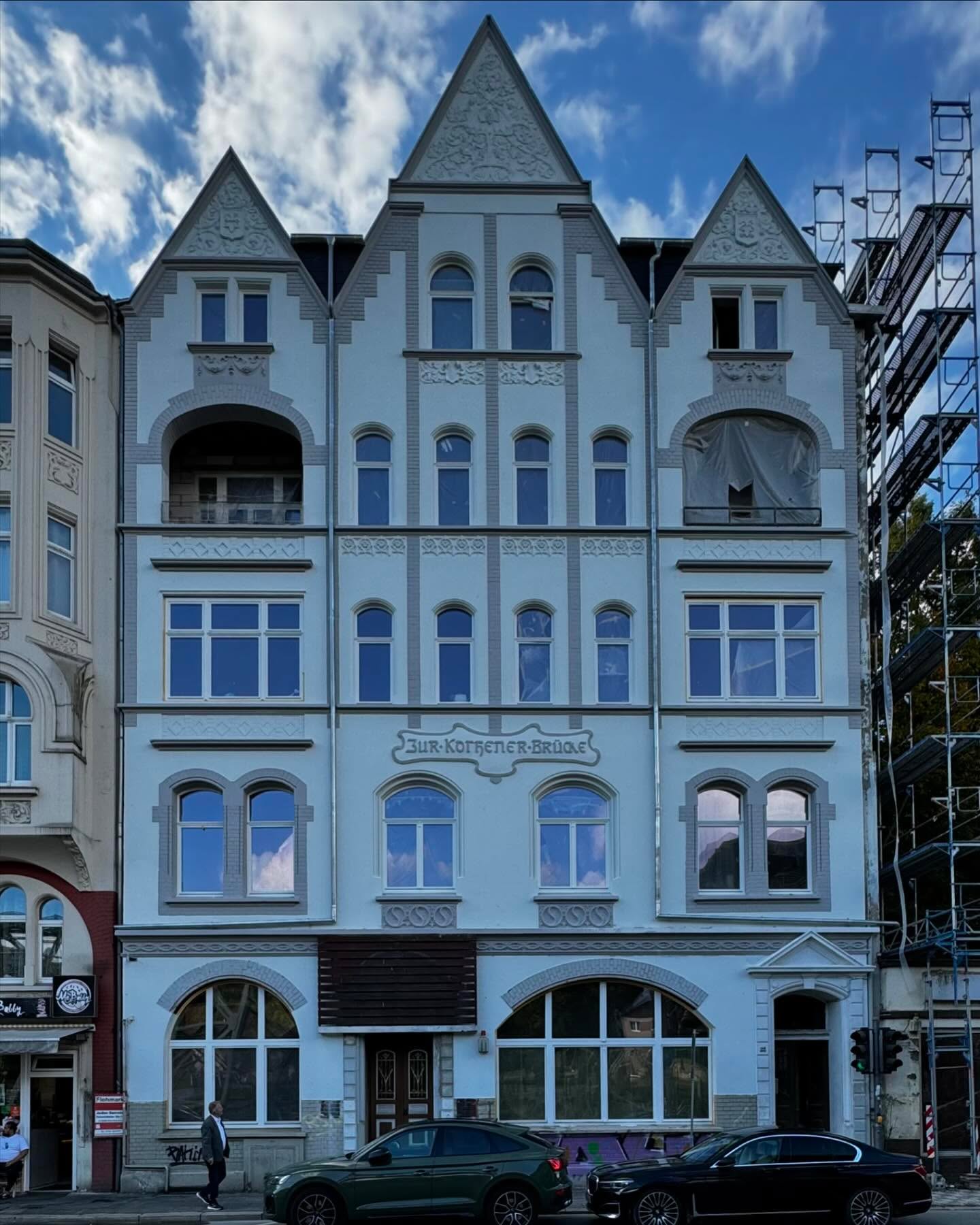 Heute waren wir nach der Denkmal 🏛️Besichtigungstour noch kurz an unserer Baustelle 🏗️ an der Sonnborner Straße.
Hier geht die Sanierung mit großem Schritten 🚀auf die Fertigstellung zu.
Es ist immer wieder beeindruckend, was der tolle Bauträger und seine Mitarbeiter aus diesem totalen Ruinen erschaffen… Werte werden erhalten, die alten Ressourcen genutzt und die Umwelt geschont. 🍀 ein wunderbares Jugendstilhaus erstrahlt, im neuen Glanz und wird an die nächsten Generationen weitergegeben!
Die Kunden waren total begeistert – wir wünschen Euch ein tolles Wochenende,
Philipp und Rebecca
.
.
.
#denkmalimmobilien
#jugendstil
#steuernsparen
#denkmalafa
#steuernsparenmachtglücklich
#immobilieninvestment
#werteerhalten
#wuppertal
#kfwförderung
#kfw
#kapitalanlage
#nrwinvest
#denkmal-nach.com
