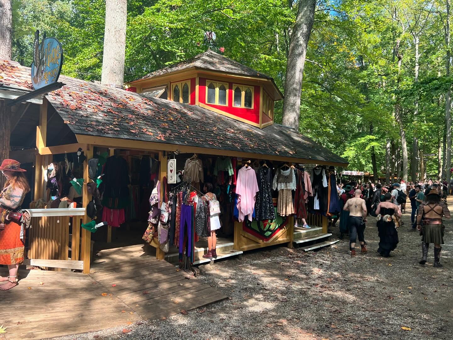 Just some pics from the last few weekends. Only two weekends of MDRF left! Where did the season go??
#mdrf #mdrennfest #marylandrenaissancefestival #renaissance #renaissancefestival #qheart3 #garb #renaissancecostume #costumeshop #dressforthyself #everyonecanbeaprincess