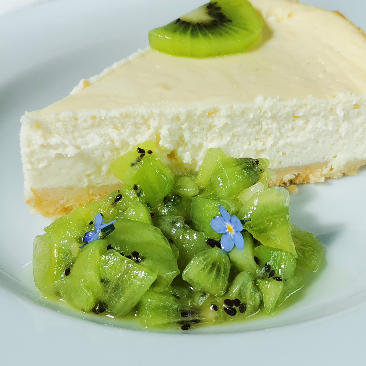 La couleur est une entité vivante
Qui se touche et se goûte, autant qu'elle se voit
Nul besoin pour elle d'être criante
Elle choisit seule son chemin pour arriver jusqu'à moi
Parfois, elle se dépose délicatement
Sur le blanc d'une assiette
Et j'observe alors, patiemment,
L'émotion qu'elle cherche à me transmettre.
🪶 Mathilde Bourdon
📷 Retraite yoga et art-thérapie "Corps Trésor" co-animé avec @anouck.rivet
🥝 @lateliersavoureux
#artculinaire #poésie #poésiefrançaise #poésiecontemporaine #couleurverte #kiwi #instaart #créativité #instapoésie #artthérapie #therapeuteholistique #espoir #artdanslassiette #foodporn #instaphoto #creationlitteraire #ecriture #bookstagram #poème #instawriting #ecrirepourexister #ecrirepourleplaisir #écrire #instacolor #5sens #artthérapeute