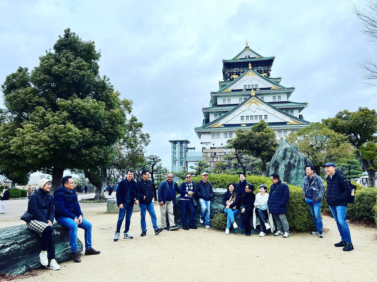 Kastil Osaka, sebuah landmark menakjubkan dari abad ke-16, adalah tempat yang wajib dikunjungi bagi siapa pun yang menjelajahi Jepang. Dibangun oleh Toyotomi Hideyoshi, permata sejarah ini memainkan peran penting dalam penyatuan negara. Arsitekturnya yang mencolok, lengkap dengan atap hijau dan emas yang indah, menarik pengunjung dari seluruh dunia. Taman di sekitarnya, terutama selama musim bunga sakura, menciptakan suasana yang indah untuk foto-foto yang sempurna.
Di dalam kastil, terdapat museum menarik yang menampilkan artefak dan pameran yang menggali sejarah kaya Osaka. Dengan lokasinya yang strategis dan pemandangan menakjubkan dari atas, tidak heran jika Kastil Osaka tetap menjadi pusat aktivitas yang ramai, memikat baik penduduk lokal maupun turis. Rasakan perpaduan antara sejarah, budaya, dan keindahan yang menjadikan situs ikonik ini salah satu landmark paling terkenal di Jepang! #weXyou #xtourprojectindonesia