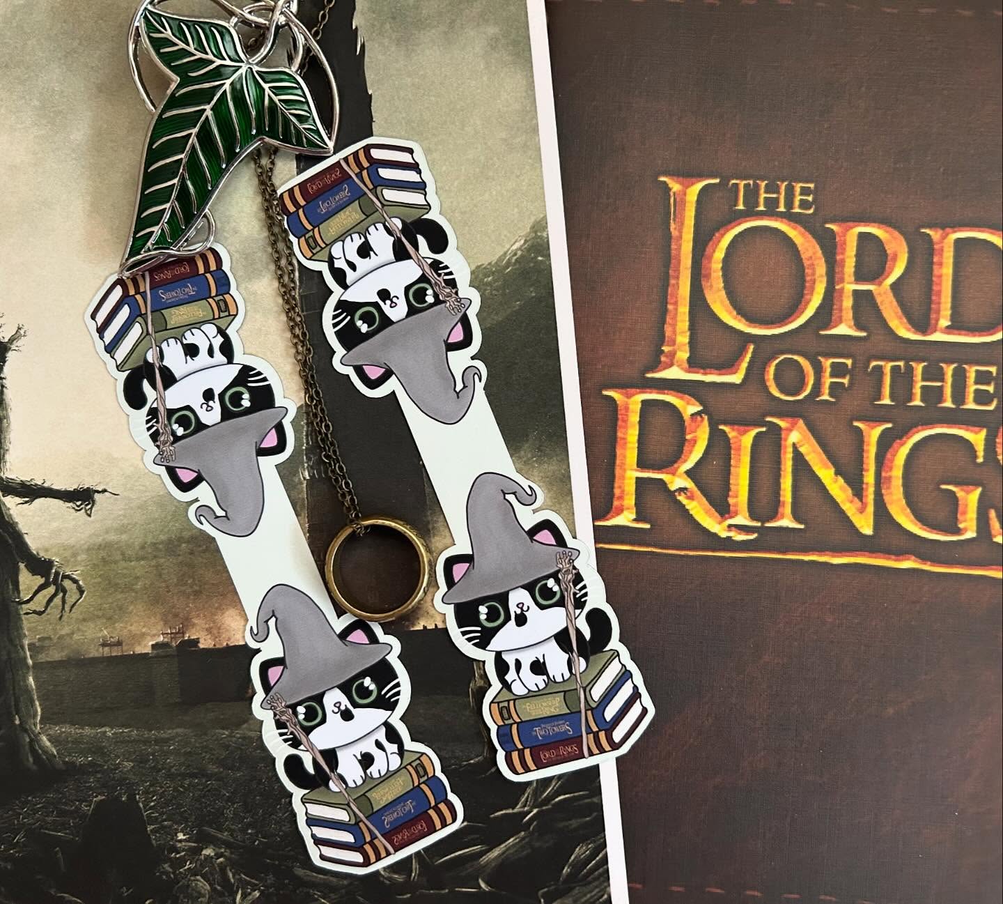 I’ve been working on some magnetic bookmarks! Originally I was just going to make different cats sitting on books, but in a dream, my past cat, Miyavi - the one depicted here, told me to do their favourite themes and book/ movie series!
Miyavi’s was the LOTR series. I’m also a huge Tolkien nerd so Miyavi was after my own heart. My other past cats, and one of my dogs visited me in my dream and told me their favourites. So I’ll be making a series of these to commemorate them and the series they told me in my dream!
So here is a Gandalfified Miyavi!
#magneticbookmarks #stickershop #spiritualdreams #lotr #lordoftherings #cutecats #kawaiikitties #イラスト #かわいいイラスト