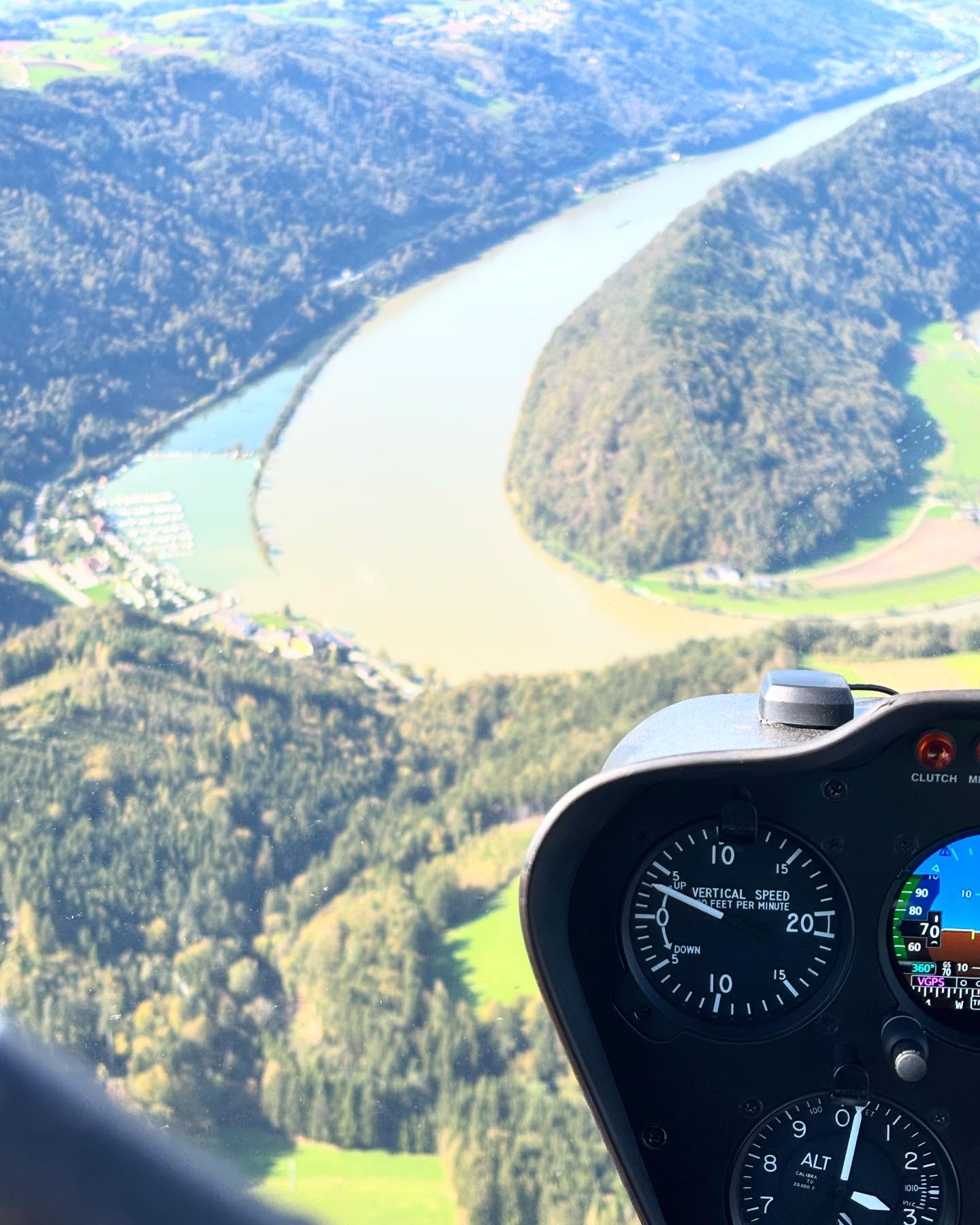 Werde HubschrauberpilotIn – Starte deine Karriere im Jänner!
Du träumst davon, hoch hinaus zu kommen und die Welt aus einer völlig neuen Perspektive zu sehen? Dann ist eine Ausbildung zum Hubschrauberpiloten genau das Richtige für dich! Dieser Beruf vereint technische Faszination, Abenteuer und Präzision – und bietet dir einen Arbeitsplatz über den Wolken, der zu den aufregendsten der Welt gehört.
Der nächste Kursbeginn ist im Jänner. Nutze jetzt deine Chance, die Grundlagen der Fliegerei zu erlernen und dich für deinen Traumjob als Hubschrauberpilot zu qualifizieren. Ob Rettungseinsätze, Transportflüge oder Abenteuerreisen – die Möglichkeiten sind vielfältig und der Bedarf an qualifizierten Piloten wächst.
Sichere dir jetzt den besten Arbeitsplatz, den es gibt – in einem Cockpit mit endlosem Horizont.
☎️+43 664 2644347
#wearerotorsky #austria #pilot #helicopter #hubschrauber #ausbildung #traumjob