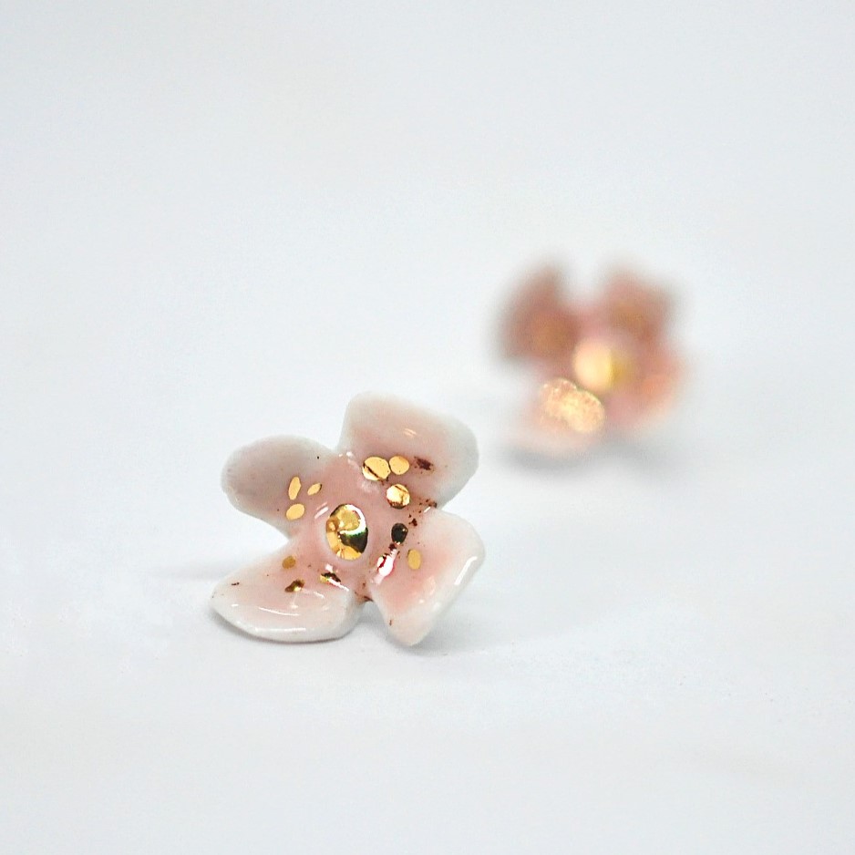 Tentokrát vám představujeme tvůrce, kteří do světa přinášejí jedinečné keramické a porcelánové produkty. Od užitkových kousků až po designové šperky – každý výrobek je originál. 💫
🩷 @osoblazska_keramika nabízí užitkovou keramiku a porcelánové šperky inspirované přírodou a květinovými motivy.
🩷 @keramirka vytváří unikátní keramiku s jemnými ornamenty a zlacením. V její nabídce najdete jak jídelní soupravy, tak zahradní doplňky či lampy.
🩷@keram_ika se zaměřuje na užitkovou keramiku a porcelánové šperky, kde každý kus nese originální design.
🩷@be_lucky_ceramics - dvě Lucie z Ostravy tvoří originální keramiku, od hrníčků po šperky, s doplněním zlatem a obtisky.
🩷 @madecorporcelan vyrábí autorské ilustrace, které ručně přenáší na porcelán, přičemž využívá kvalitní karlovarský porcelán.
Další krásné značky vám představíme zase zítra! 🌟
#dizajntrh #lokalnitvorba #keramika #porcelan #umeni #rucnivyroba