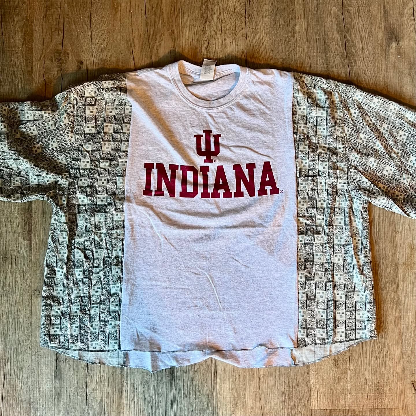 The tailgates can wait. The parties can wait. If you need to study, that can wait too. But you can’t wait to snag this one-of-a-kind upcycle before it sells out. 🔴⚪️ This piece is perfect for showing your Hoosier pride while helping the planet ♥️
#UpcycledFashion #HoosierPride #indianauniversity #reworkedclothing #cigsinbtown