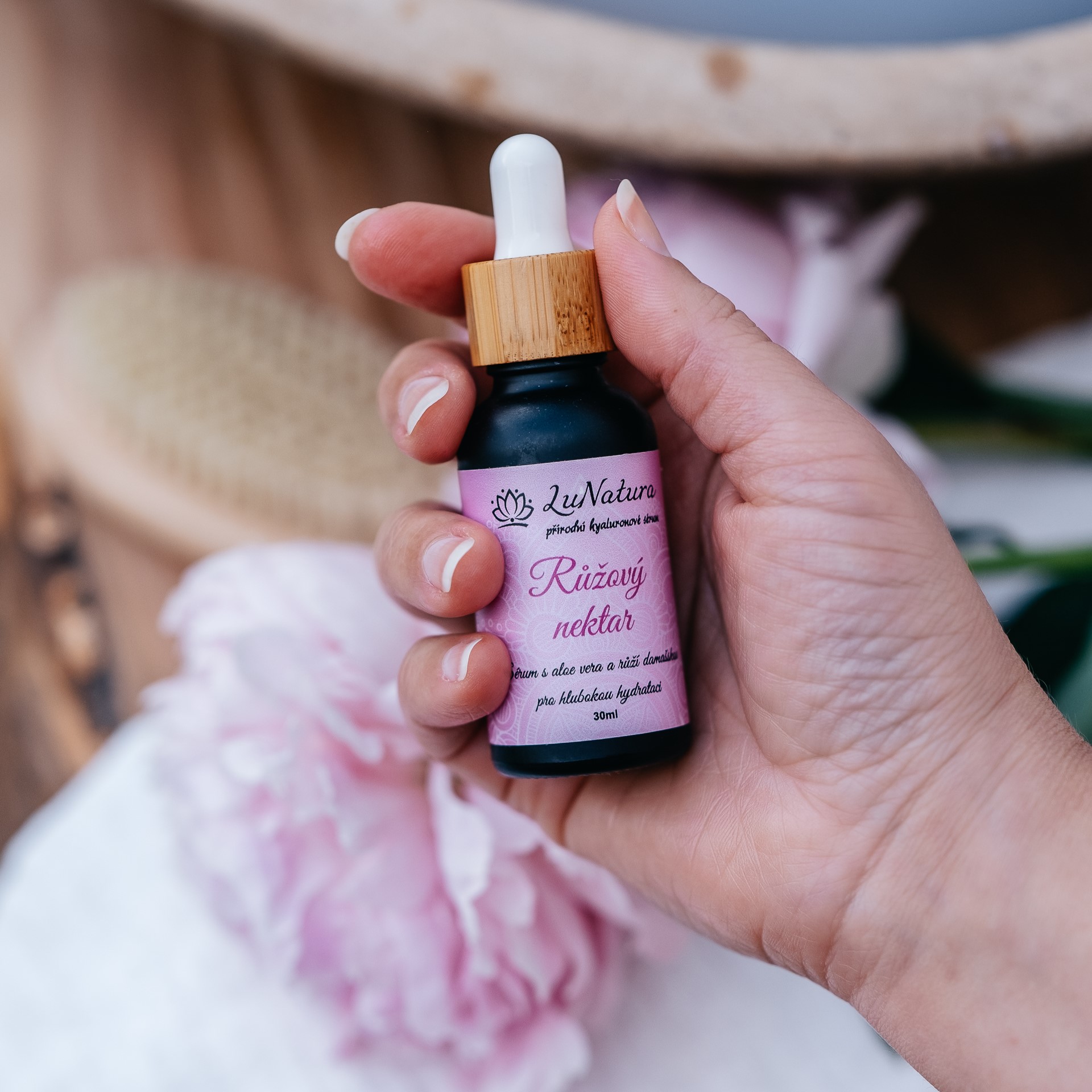 Dnes vám představujeme výběr značek, které vyrabí přírodní kosmetiku. Tyto produkty nejsou jen o kráse, ale i o péči o zdraví a naši planetu. 🌎💚
🩷 @lunaturamydla tvoří přírodní mýdla, kosmetiku a deodoranty bez umělých barviv, syntetiky a parfémů, s důrazem na lásku k přírodě.
🩷 @amapolakosmetika nabízí ručně dělaná mýdla, která jsou vegan, bez barviv a šetrná k životnímu prostředí.
🩷 @slaskou_emily vyrábí čistě přírodní kosmetiku z rostlinných ingrediencí, s respektem k lidem, zvířatům i planetě.
🩷 @tinylife.cz přináší filosofii minimalistického života v souladu s přírodou a nabízí kurzy o bylinách, vůních a zdravém životním stylu.
Další nejen přírodní poklady vám představíme již brzy! 🌿
#dizajntrh #lokalnitvorba #prirodnikosmetika #udrzitelnost #setrnekzivotnimuprostredi