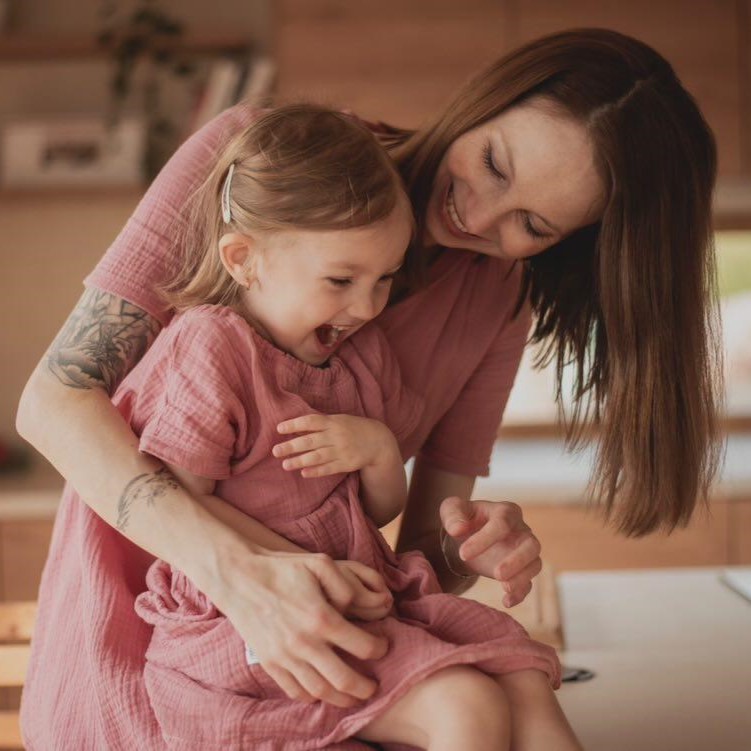 🎨 Tvorba pro děti (a nejen pro ně) 👶👩
Tentokrát vám představujeme prodejce, kteří tvoří nejen pro dospělé, ale také přinášejí radost dětem. Od kreativních karet po stylové oblečení, najdete tady krásné kousky, které potěší malé i velké.
🩷 @vyrobeniny představují originální šité kousky s autorskými vzory. Oblečení, doplňky i potřeby pro miminka na jednom místě.
🩷 @jsemvpoho vytváří pohodlná ponča, kukly a saunovací kilty, které si zamilují jak děti, tak dospělí milovníci pohody i v nepohodě 🌧.
🩷 Luce Atelier tvoří dekorativní zvířátka, která vykouzlí úsměv na tváři dětem i dospělým. Některé kousky jsou navíc upcyklované.
🩷 @counter_clockwise_cz přináší karetní hry, které bavily lidi po generace a chtějí tuto radost šířit dál.
🩷 @manamaflastr spojuje dětské oblečení z bavlny a bambusu s autorskými nažehlovačkami, které si můžete ozdobit sami doma.
V pondělí vám zase ukážeme další skvělé značky! 💫
#dizajntrh #lokalnitvorba #kreativita #hracky #obleceni #ponca #prodeti #vyrobenoս