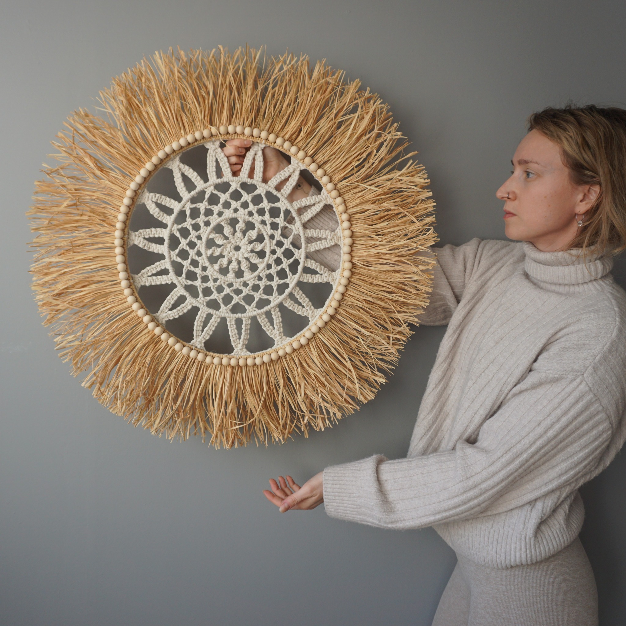 Další výběr značek přináší nejen bytové dekorace, které oživí každý domov svým designem, ale i příběhem.
🩷 @@slavicek.dyzajn – Boho dekorace, drhané doplňky a šperky z recyklovaných materiálů z olomouckého ateliéru.
🩷 @znackalnene – Lokální značka z Jeseníků s respektem k tradici šije z prémiového lnu minimalistické kousky s kouzelnými výšivkami a potisky.
🩷 @@atelier.totum_diem – Nabízí ručně vyráběné papírové dekorace, jako jsou bylinky a květiny, které krásně doladí každý interiér.
🩷 Ateliér Barbora – Ručně vyráběné doplňky z taveného skla a cínu s přírodními minerály jsou pravým oživením každého prostoru.
🩷 @leseecz – Akvarelové plakáty, brože a přírodní svíčky s lesními motivy od kreativní dvojice Nely a Pepy.
Zítra vám přineseme další inspiraci! 🌿
#dizajntrh #bytovedoplnky #lnene #sklo #akvarel #boho #rucniprace