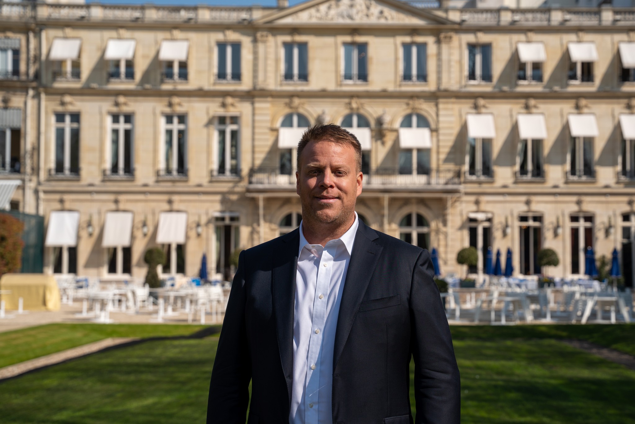 Découvrez cette semaine le 3ème numéro des entretiens PERSPECTIVES du MIPIM avec un entrepreneur qui dépoussière le secteur de l’immobilier… Christophe Courtin
Investisseur des premières heures dans Yuka et Ledger, il est à la tête de Flex-O qui développe des espaces de coworking en régions, de Saas Office, un éditeur de logiciels de gestion des espaces de travail et du Groupe Courtin avec lequel il multiplie les investissements avec plus de 100 participations dans des entreprises en quelques années.
Lien 🔗 en bio "à la une" pour lire l'interview.
Avant de le retrouver à Cannes du 10 au 14 mars prochain pour le MIPIM !
Avec Nicolas Kozubek
#Perspectives #immobilier #innovation